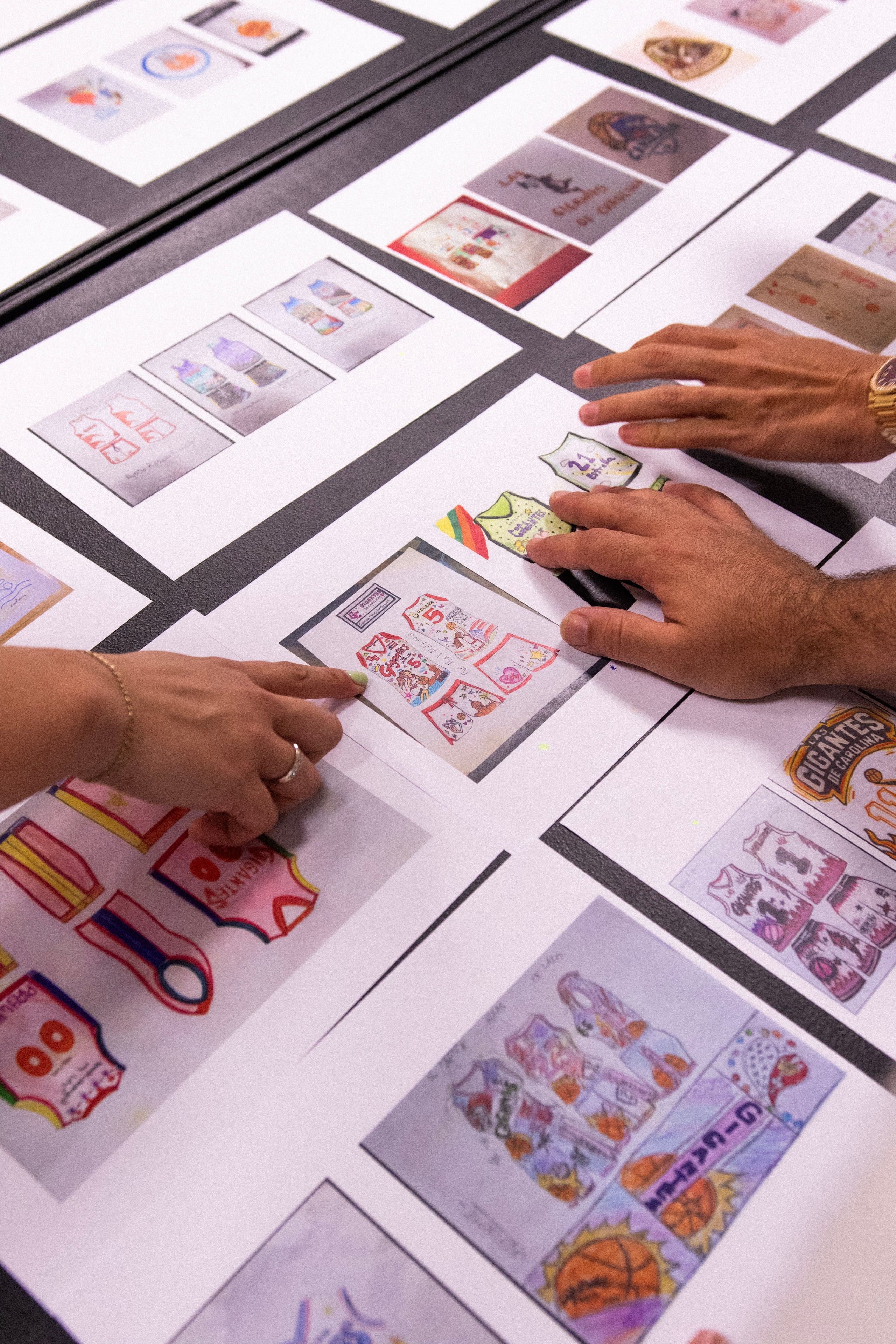 Un comité evaluó las decenas de diseños presentados para el nuevo uniforme de las Gigantes en el BSNF.