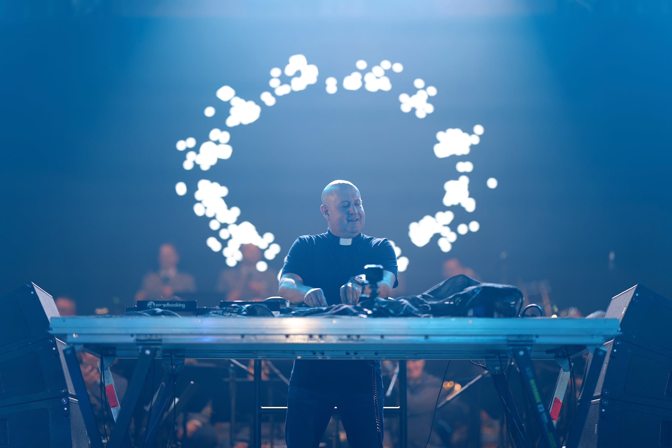 El padre Guilherme Peixoto, quien fue DJ antes de ser ordenado sacerdote, inició esta práctica para recaudar fondos para su parroquia hace dos décadas, sin sospechar que se convertiría en un fenómeno musical. (AP Photo/Miguel Angelo Pereira)