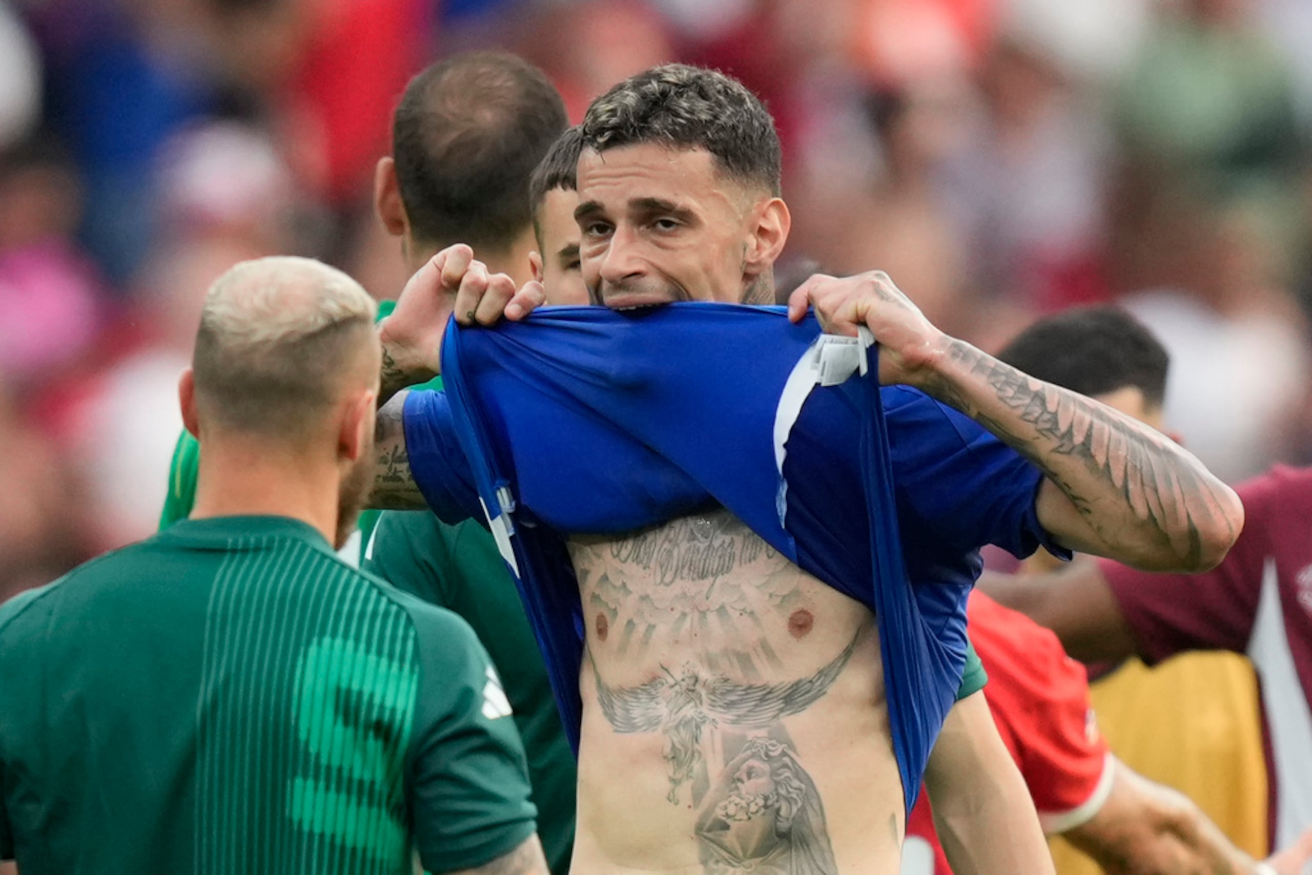 Gianluca Scamacca reacciona al concluir el partido de octavos de final ante Suiza.