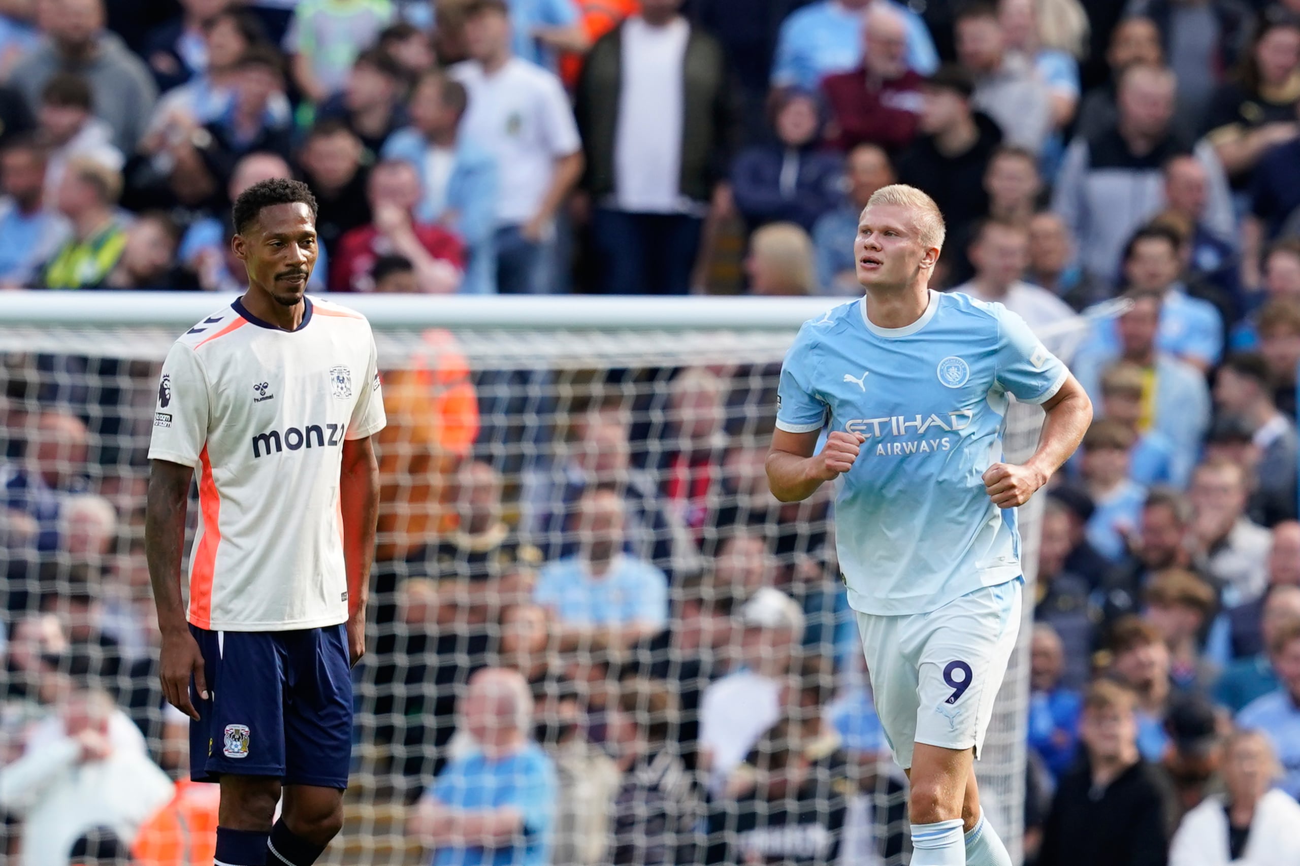 El delantero del Manchester City, Erling Haaland (derecha), celebra tras marcar el primer gol.