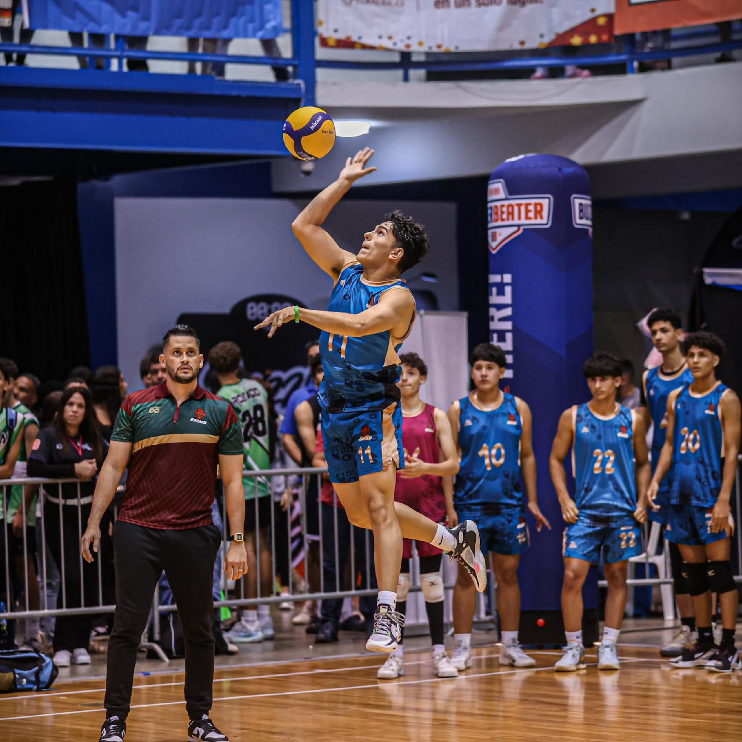 La Escuela Especializada en Artes y Deportes de San Sebastián, la Ernestina Méndez, saca el balón en flotadora durante la acción de la Copa Buzzer Beater en Gurabo.