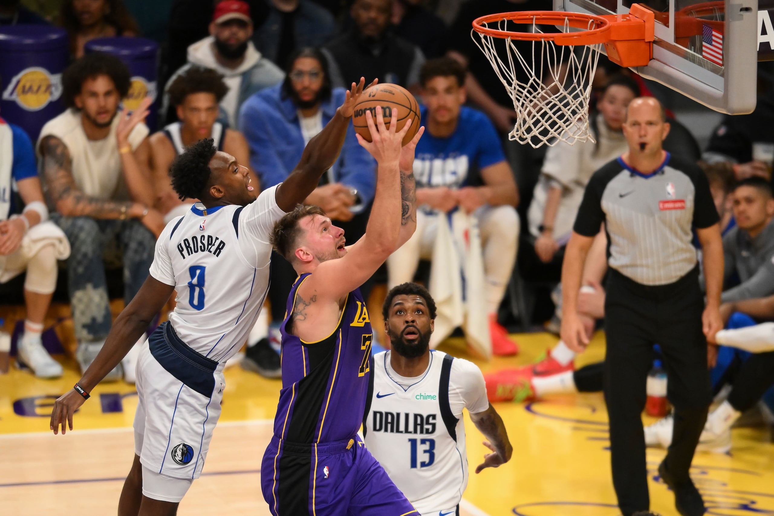 Acá aparece Luka Doncic en otra movida ofensiva ante su exequipo.