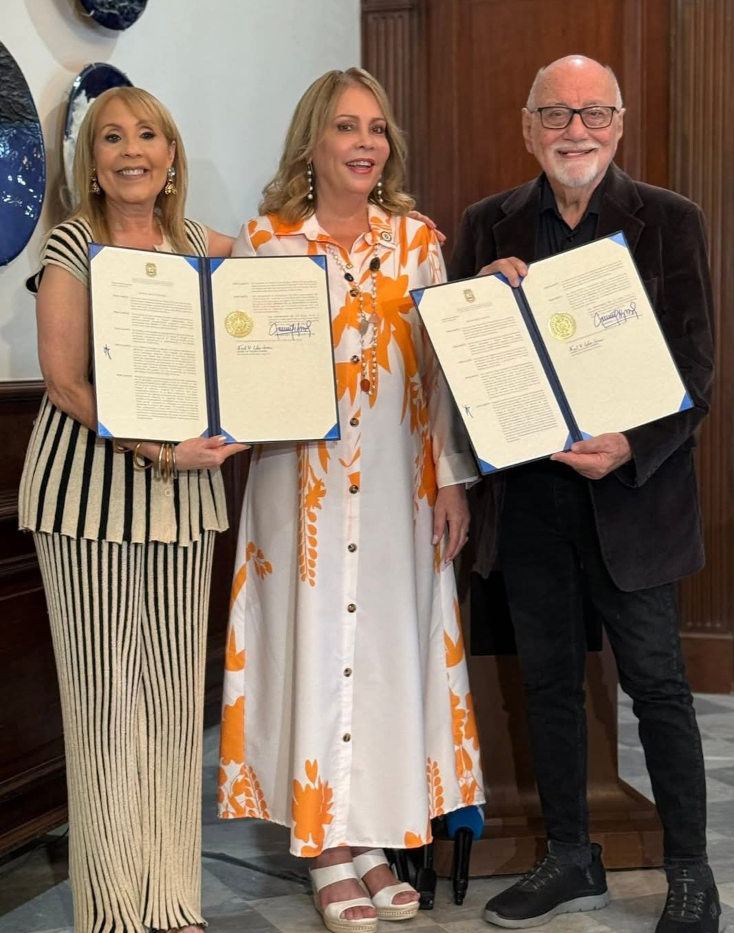 Margarita Aponte (izquierda) y Alfred D. Herger recibieron la proclama de manos de la secretaría de Estado interina, Narel W. Colón Torres.