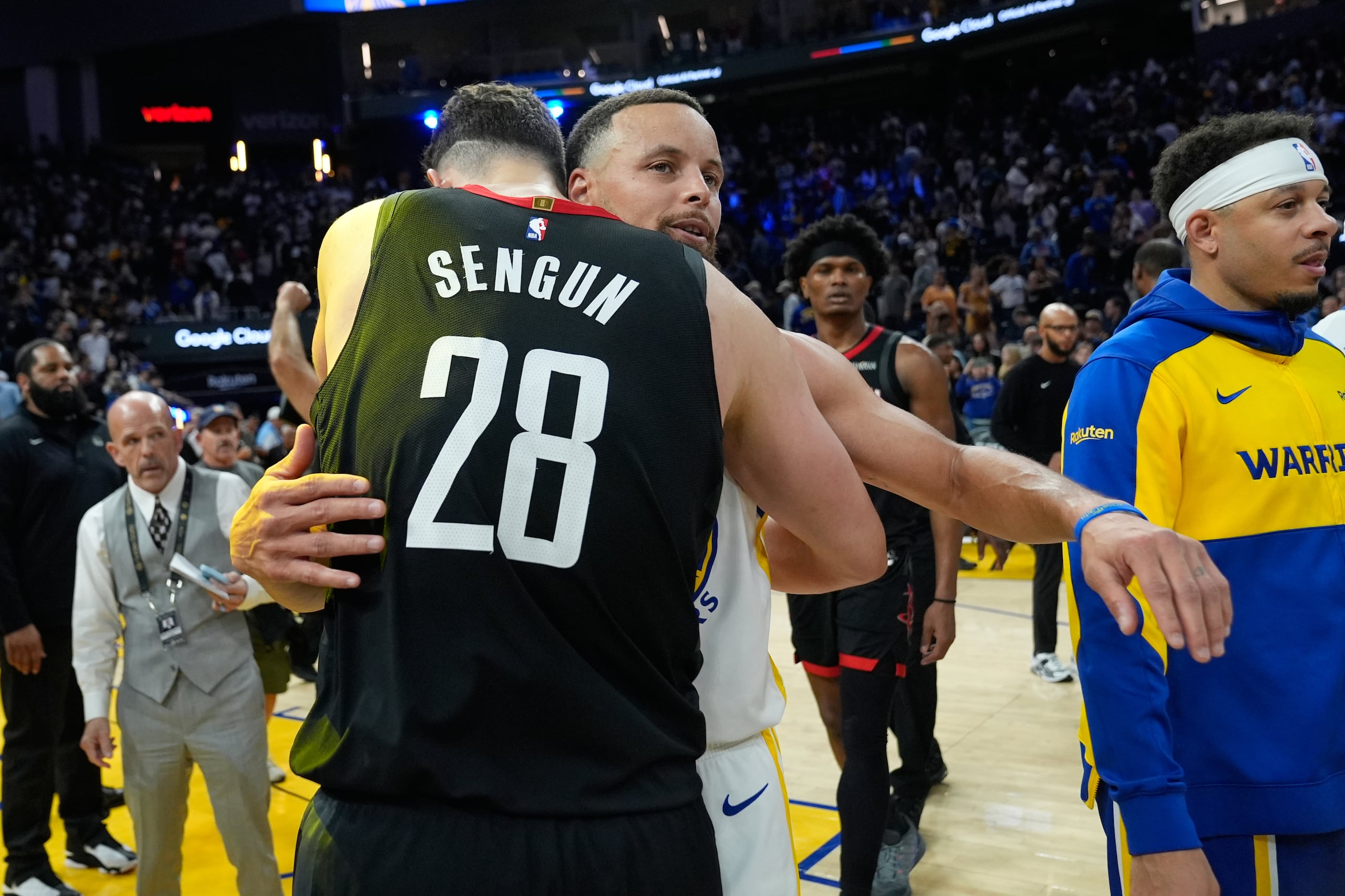 Alperen Sengun (28) se funde en un abrazo con Stephen Curry (30).