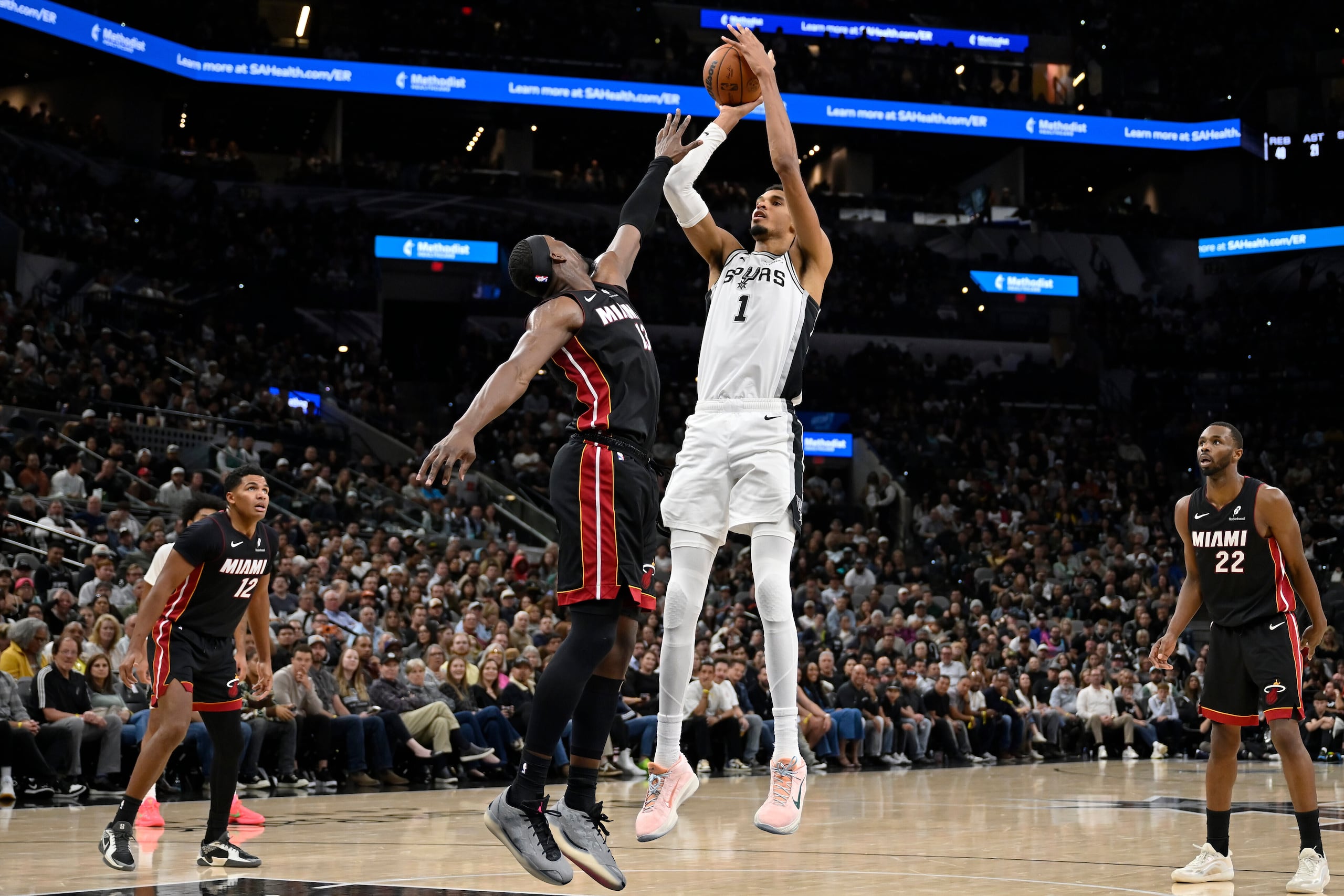 Victor Wembanyama, astro francés de los Spurs de San Antonio, dispara frente a Bam Adebayo, del Heat de Miami, el jueves 30 de octubre de 2025 (AP Foto/Darren Abate)