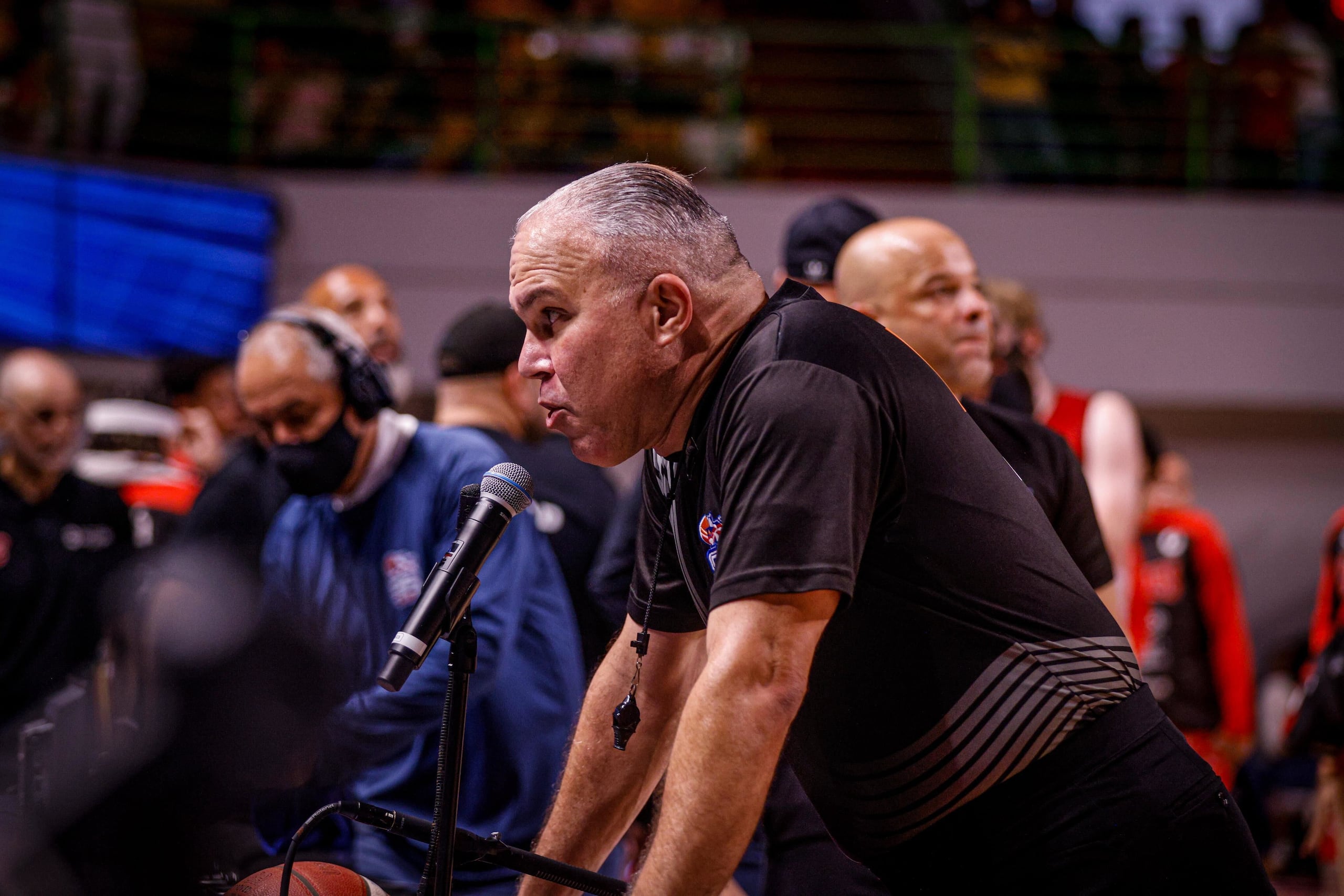 El árbitro José Aníbal Carríon después de revisar una jugada en el Palacio de Recreación y Deportes, de Mayagüez.