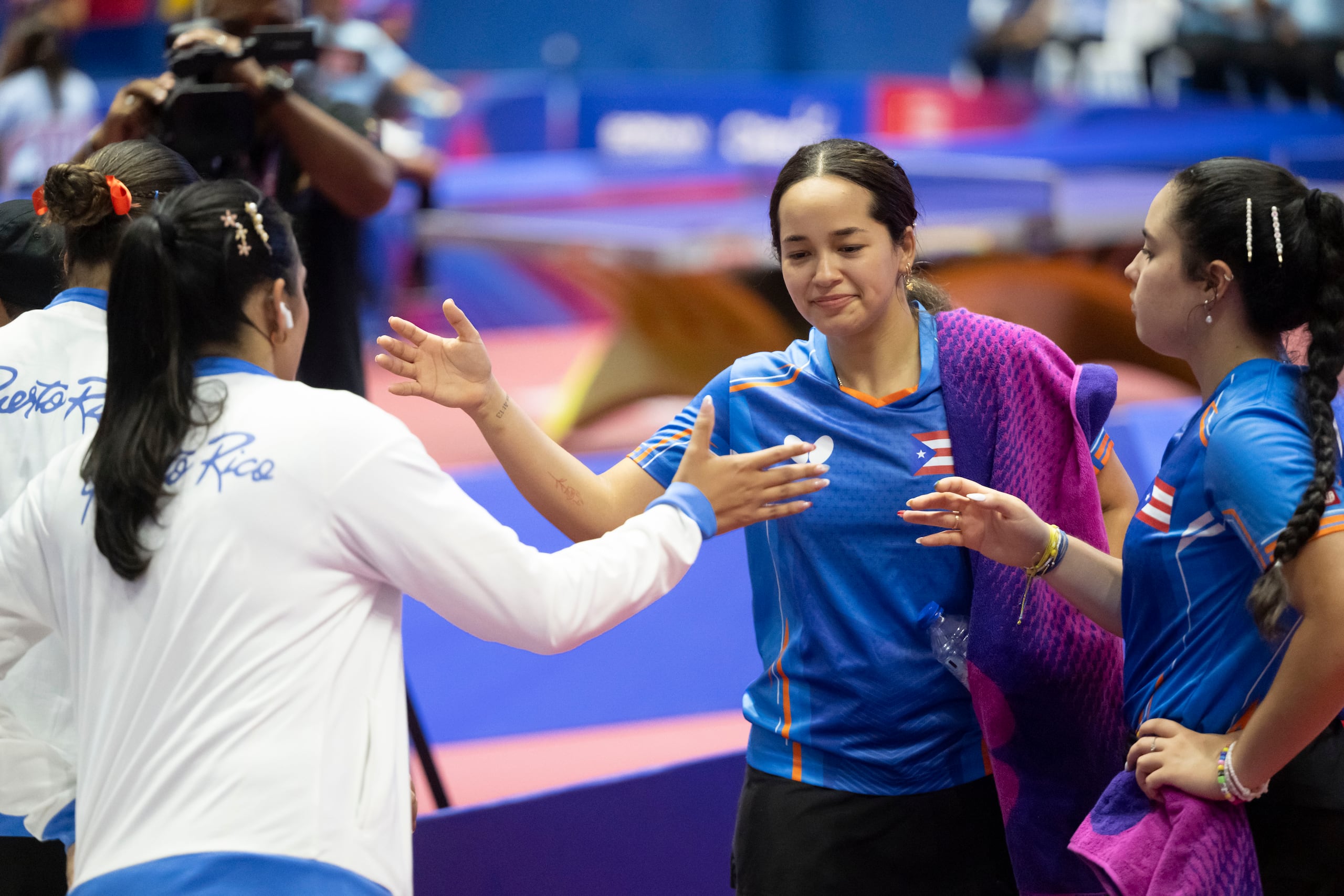 Alondra Rodríguez, de frente, se apresta a chocar manos con Adriana Díaz al finalizar uno de sus juegos en el partido. La joven estuvo involucrada en dos de los tres puntos que hizo Puerto Rico para ganar la serie.