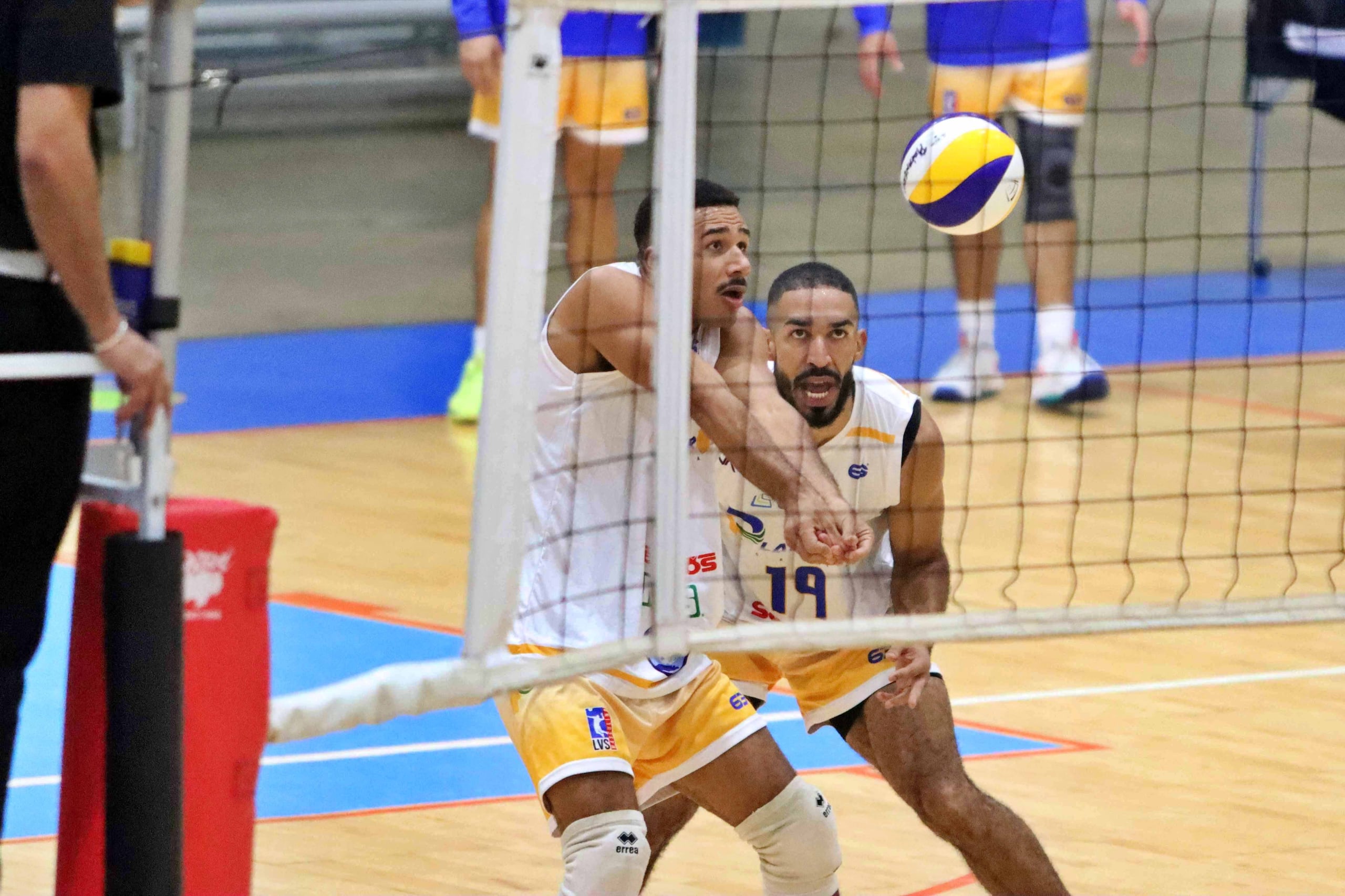 Joseph Oquendo, de los Plataneros de Corozal, bompea el balón mientras le observa su compañero Julio Mercedes.