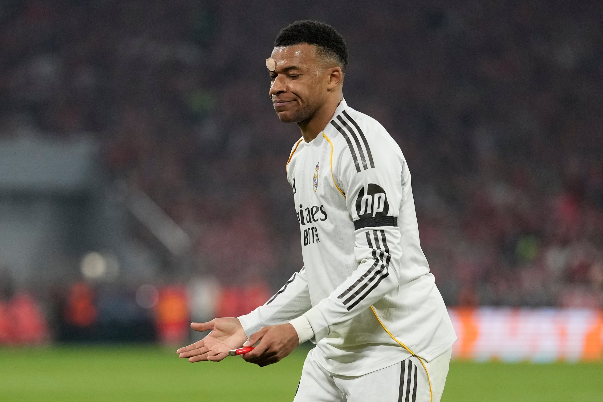 Kylian Mbappé, del Real Madrid, reacciona después de que el Bayern Múnich marcara un tercer gol en un juego de los cuartos de final de la Champions League.