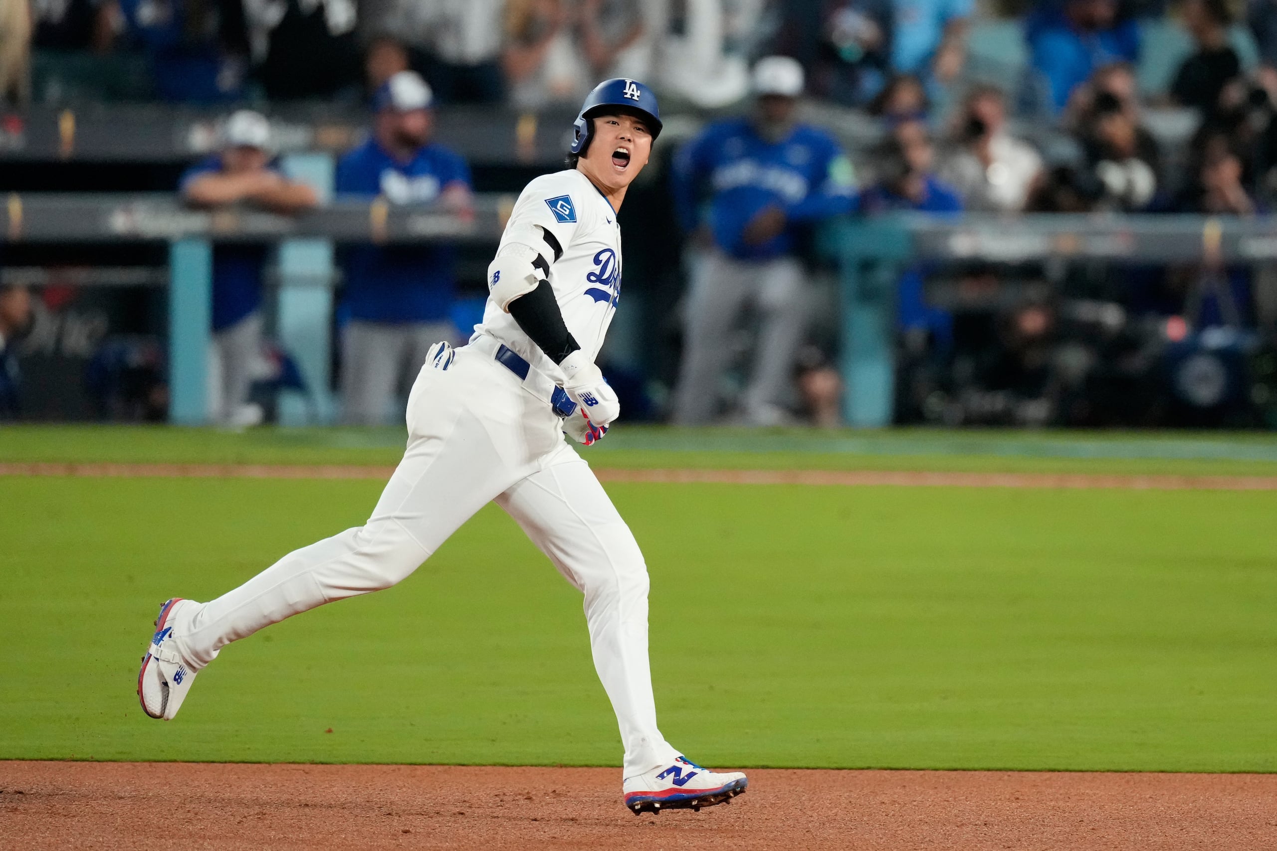 Shohei Ohtani después de batear un jonrón contra los Blue Jays de Toronto en el séptimo inning del tercer juego de la Serie Mundial, el lunes 27 de octubre de 2025, en Los Ángeles. (AP Foto/Mark J. Terrill)