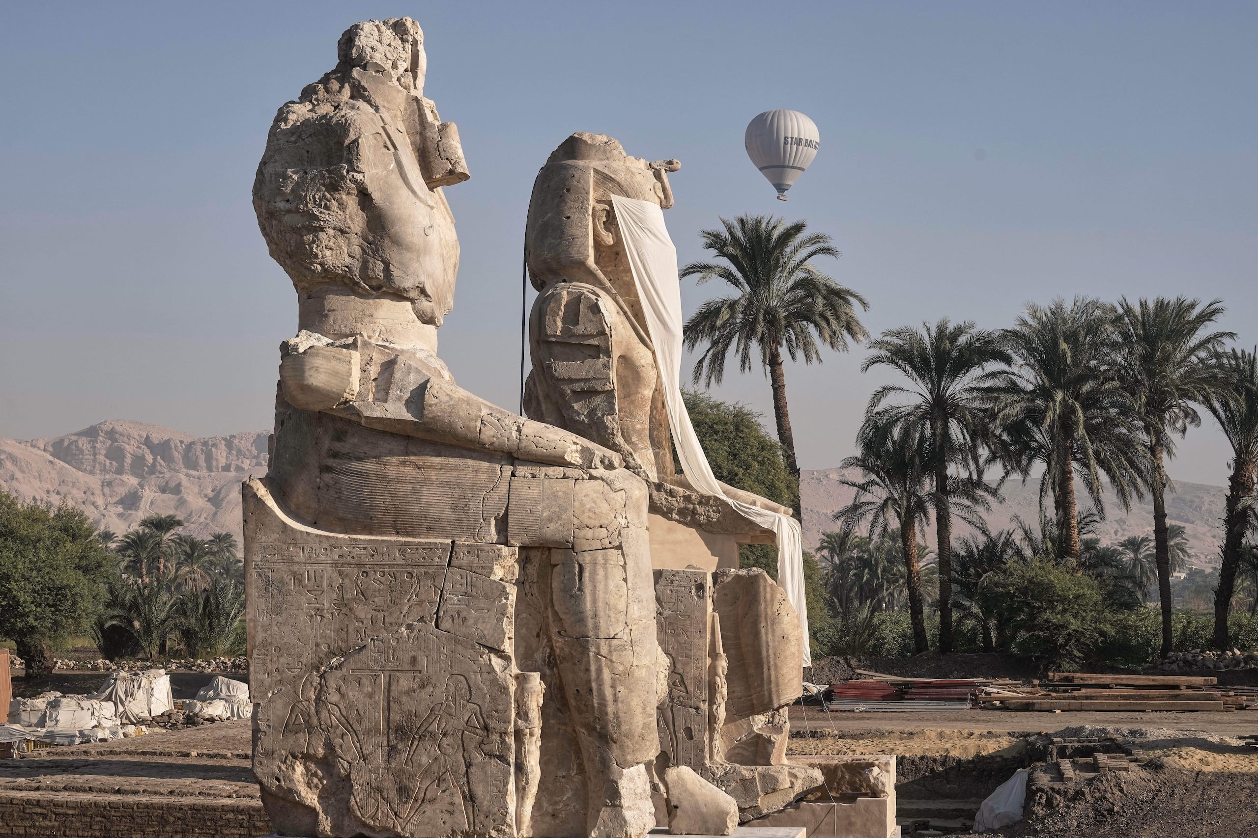 Las estatuas del faraón Amenhotep III en Luxor, Egipto, el 14 de diciembre del 2025. (AP foto/Amr Nabil)