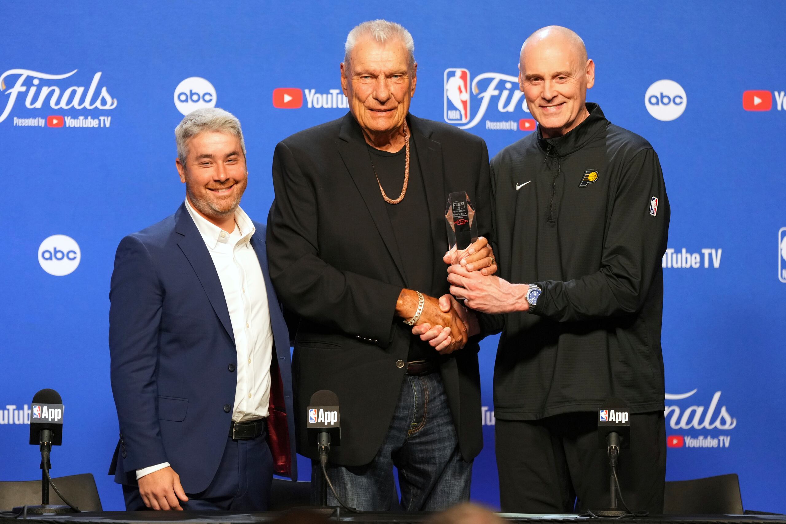 El galardonado con el premio Chuck Daly por trayectoria, Don Nelson, centro, posa con David Fogel, izquierda, directivo de la NBA, y el head coach de los Pacers de Indiana, Rick Carlisle, derecha, durante la conferencia de prensa previa al segundo juego de las Finales de la NBA entre los Pacers de Indiana y el Thunder de Oklahoma City, el domingo 8 de junio de 2025, en Oklahoma City. (AP Foto/Kyle Phillips)