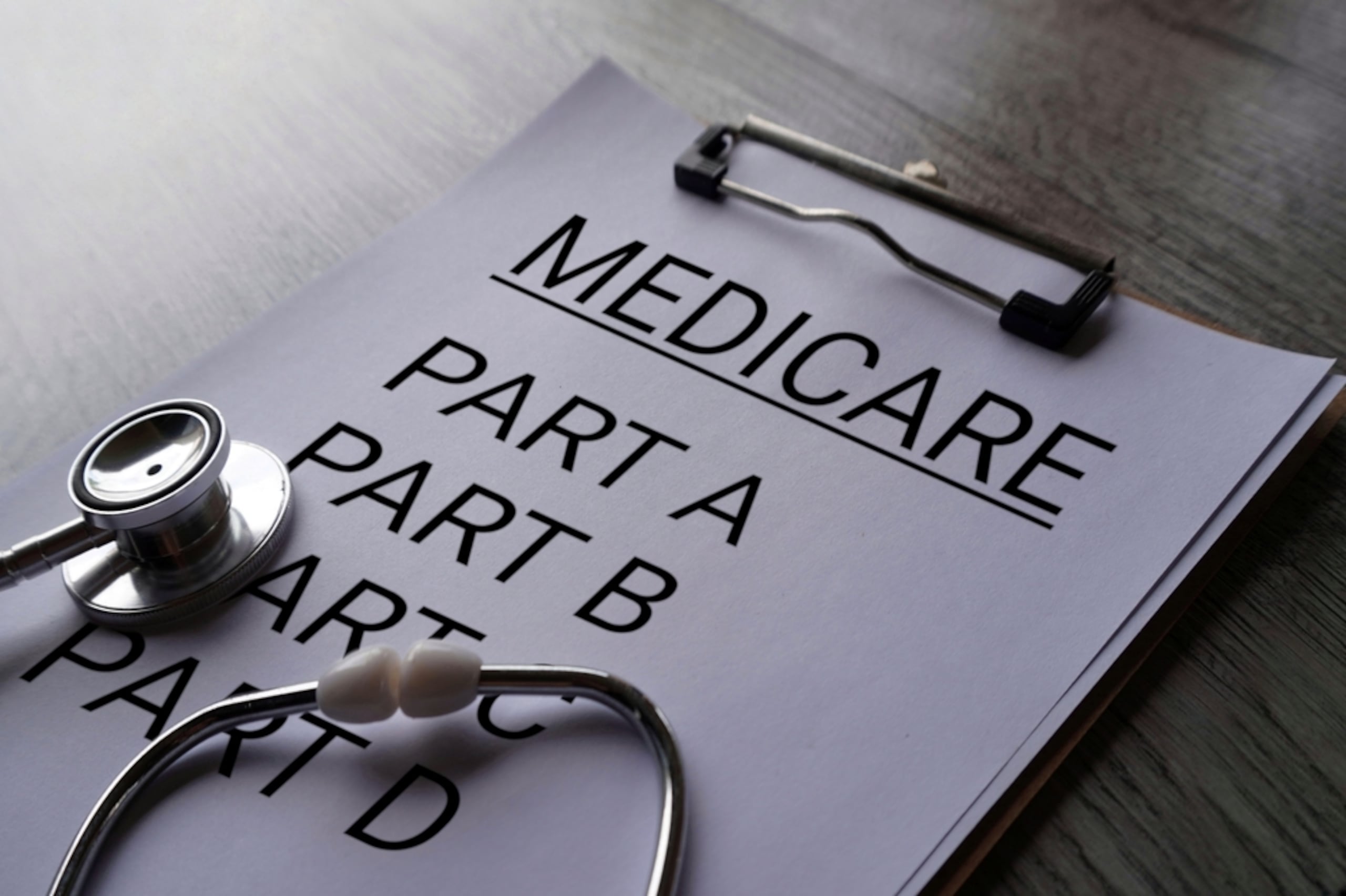 Conocer las partes A, B, C y D de Medicare es fundamental porque cada una cubre necesidades de salud distintas, lo que te permite elegir lo adecuado para ti sin pagar de más.