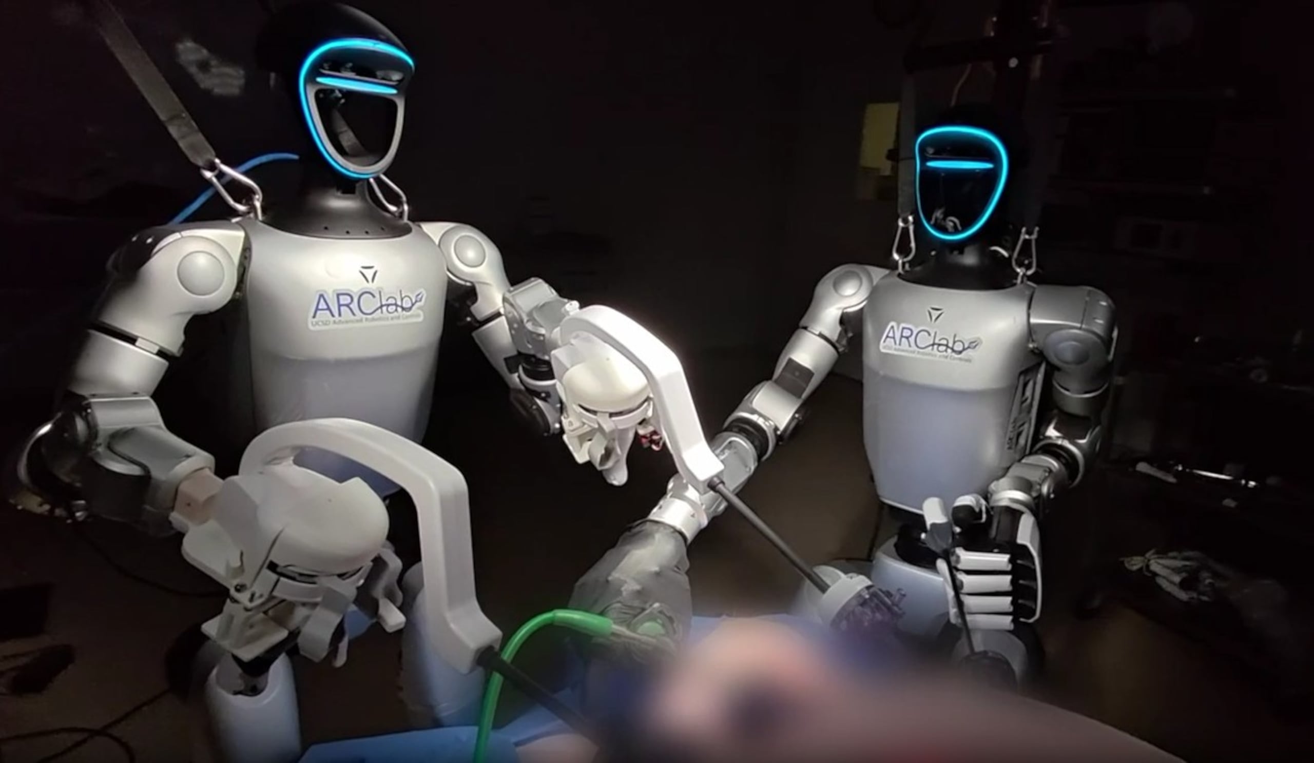 Uno de los procedimientos fue dirigido por un robot humanoide con la asistencia de un cirujano, mientras que la segunda intervención fue realizada en su totalidad por dos máquinas.