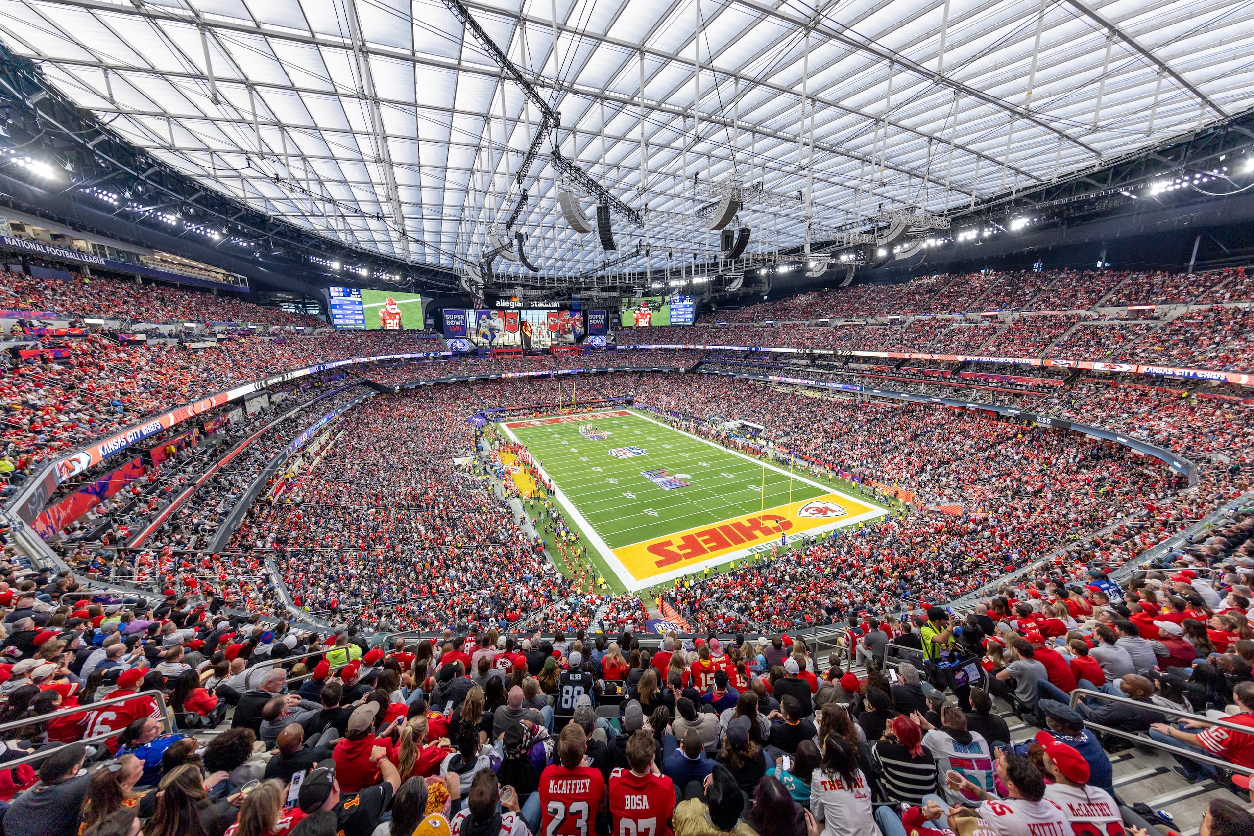 ARCHIVO - Los Chiefs de Kansas City y los 49ers de San Francisco disputan el Super Bowl LVIII en esta foto del domingo 11 de febrero de 2024, en Las Vegas (AP Foto/Jeff Lewis)
