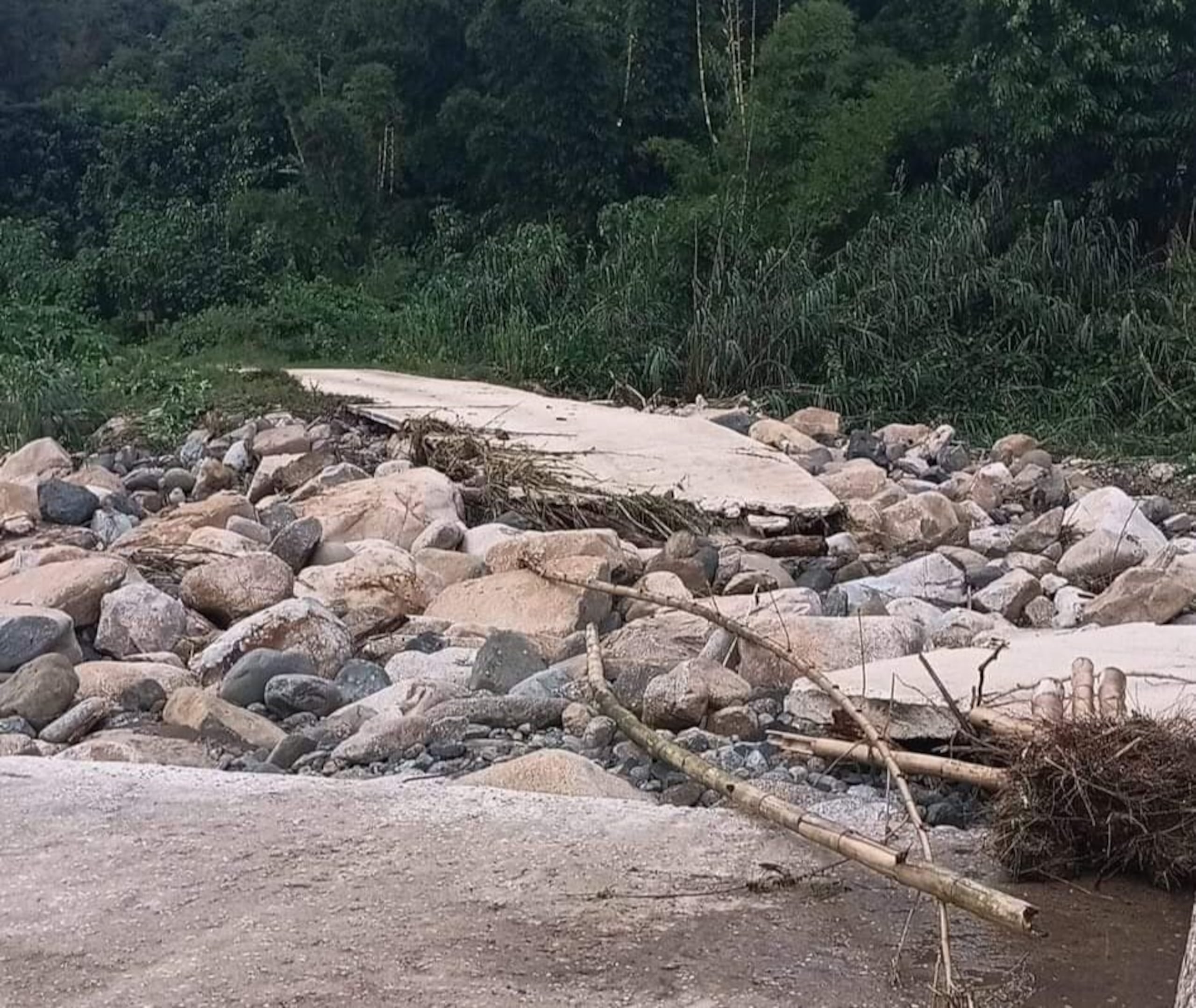 El camino que da hacia las Parcelas Pons se afectó ante las crecidas de los ríos Jayuya y Jaucas.