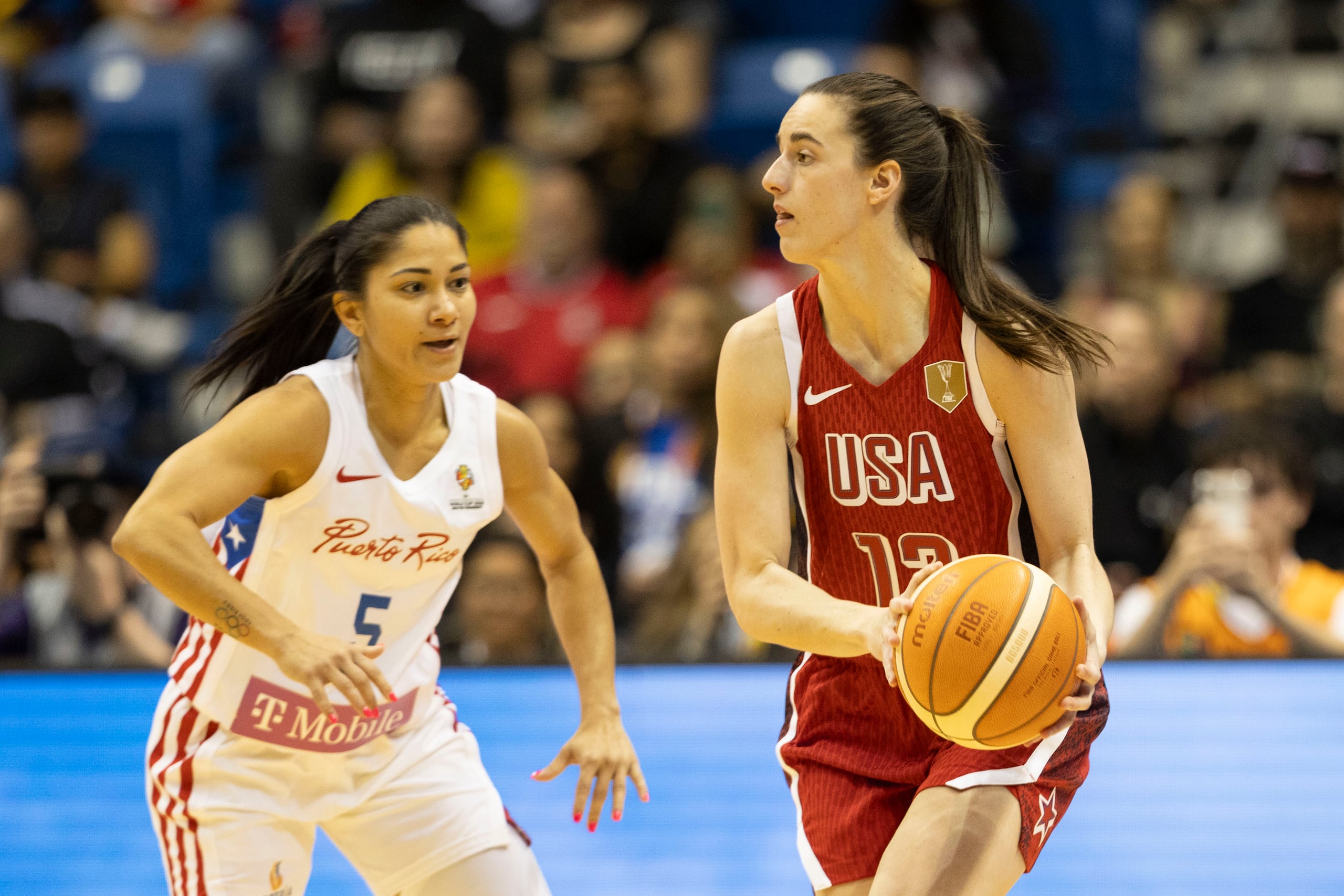 Pamela Rosado defendiendo a Caitlin Clark en el clasificatorio femenino a la Copa del Mundo de la FIBA 2026.