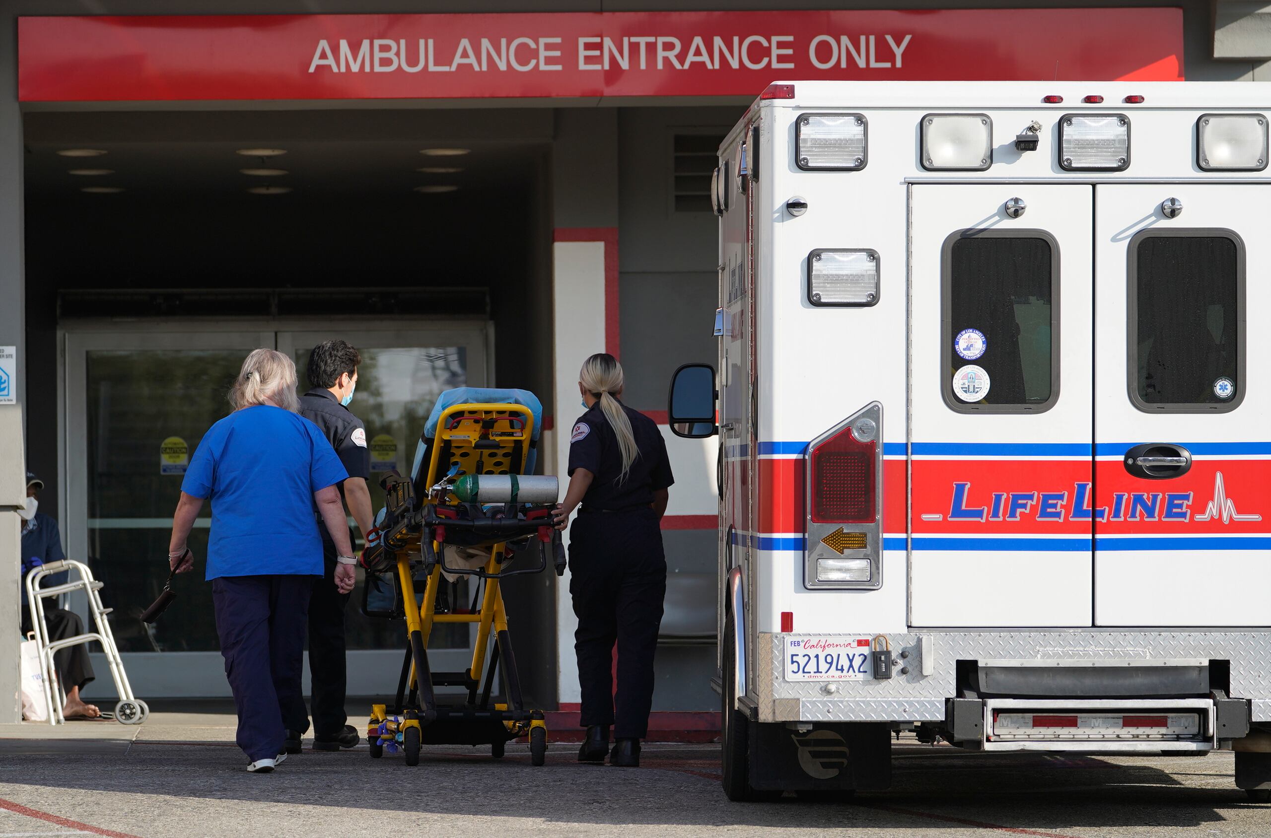 El piloto de 79 años sufrió la emergencia durante la aproximación final de la avioneta, informó la policía estatal de Massachusetts.