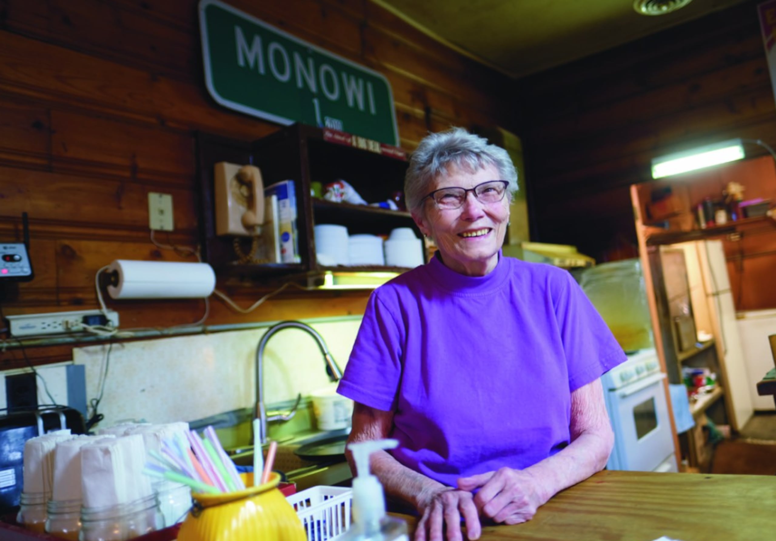 Las personas que visitan Monowi hoy en día, primordialmente se sientan a charlar con Elsie mientras toman o beben algo en su establecimiento.
