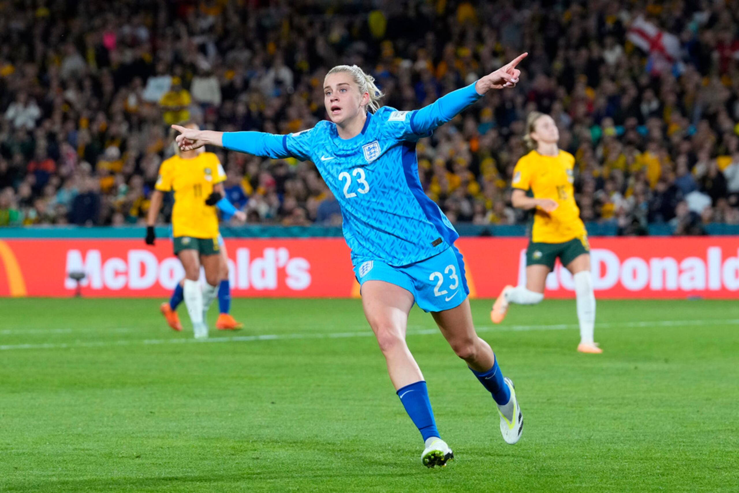 La inglesa Alessia Russo celebra tras anotar el tercer gol de su equipo en la semifinal de la Copa Mundial femenina ante Australia.