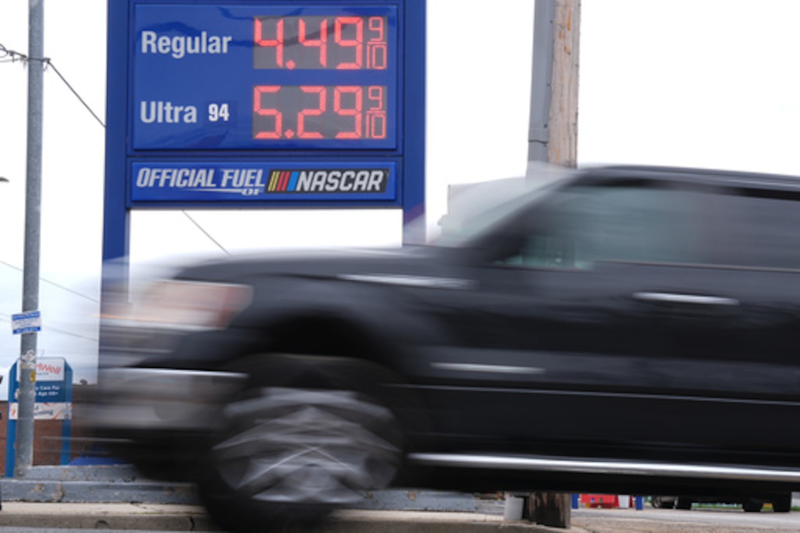Un vehículo pasa junto a un tablón de precios de la gasolina en una gasolinera de Filadelfia, el viernes 27 de marzo de 2026. (AP Photo/Matt Rourke)