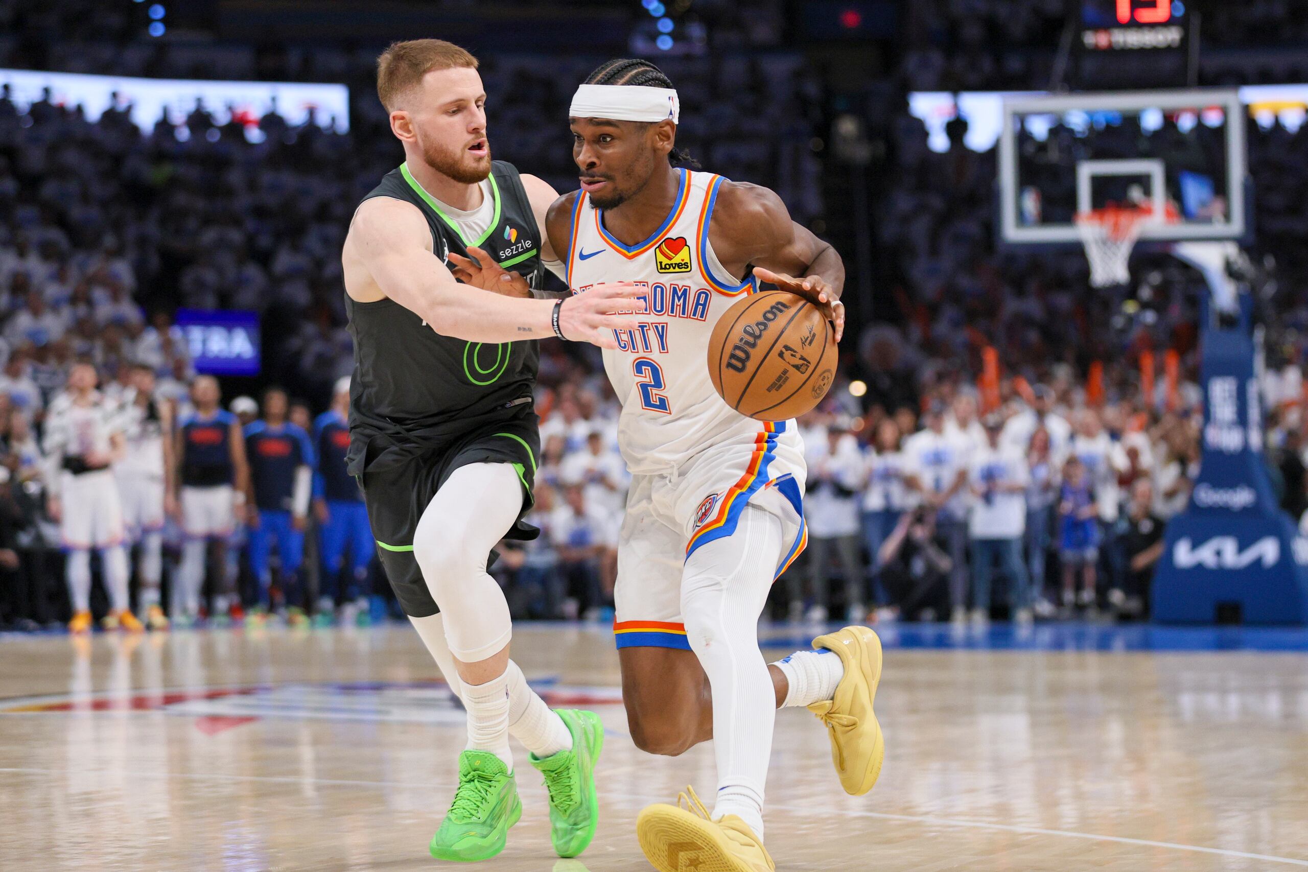Shai Gilgeous-Alexander, del Thunder de Oklahoma City, avanza frente a Donte DiVincenzo, de los Timberwolves de Minnesota, en el primer partido de la final de la Conferencia del Oeste.
