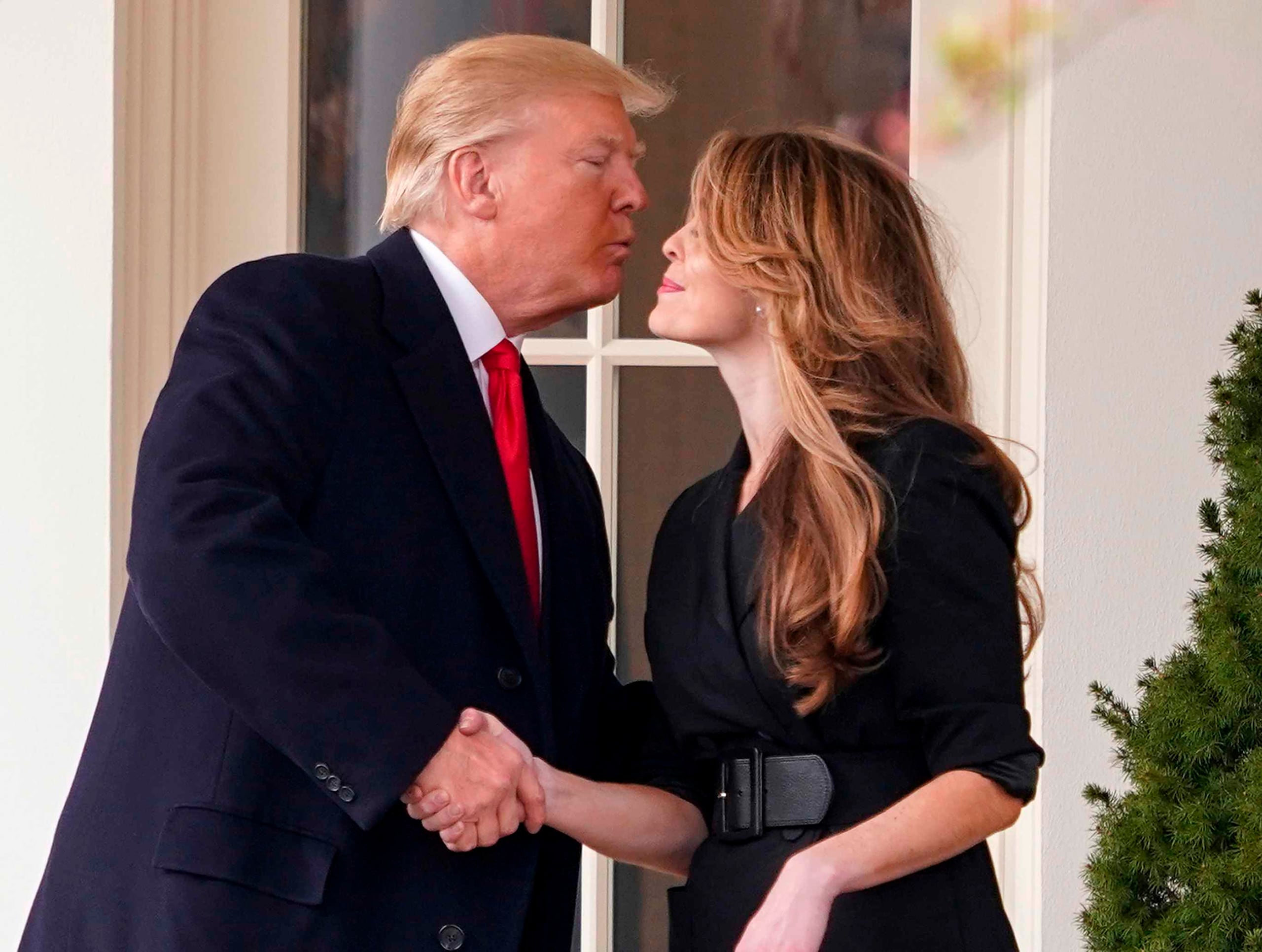 El presidente de Estados Unidos, Donald Trump, y la exdirectora de comunicaciones de la Casa Blanca, Hope Hicks. (AP)