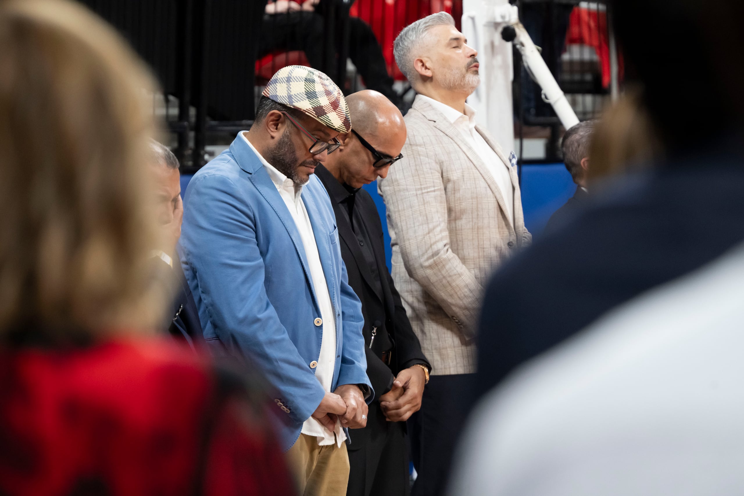 Rolando Hourruitiner, a la derecha, junto a Carlos Arroyo y Yum Ramos en la celebración de vida de José "Piculín" Ortiz en el Coliseo Roberto Clemente.