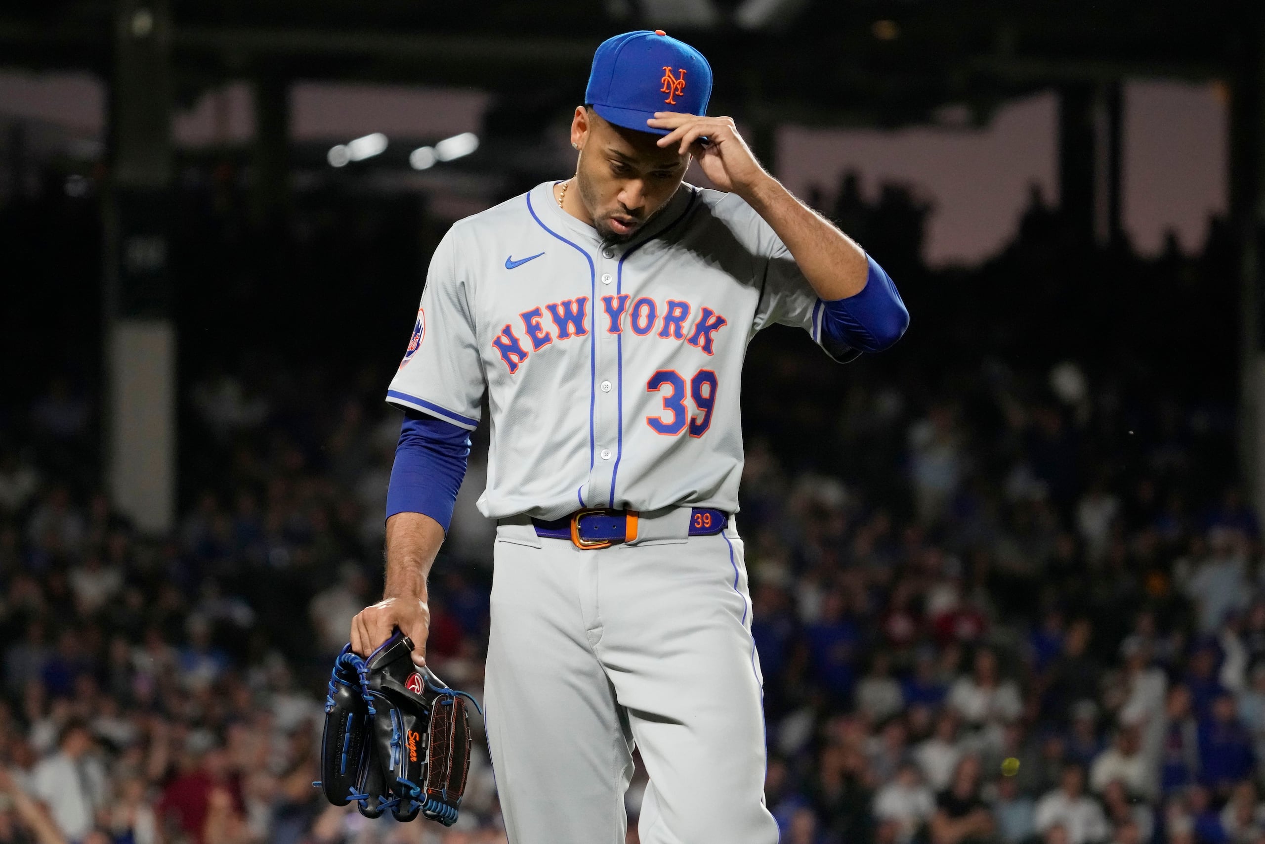 Edwin Díaz se retira del montículo tras ser expulsado el pasado domingo del partido contra los Cubs de Chicado.