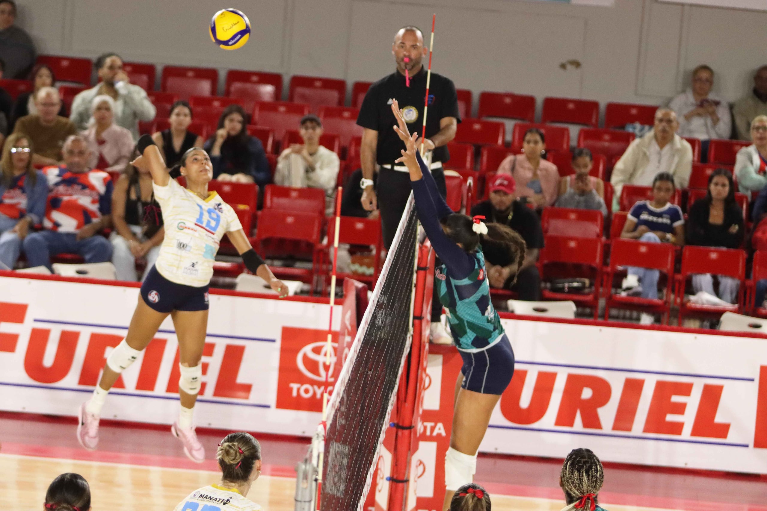 Karla Santos, de las Atenienses de Manatí, ataca por la zona cuatro frente a las Criollas de Caguas.