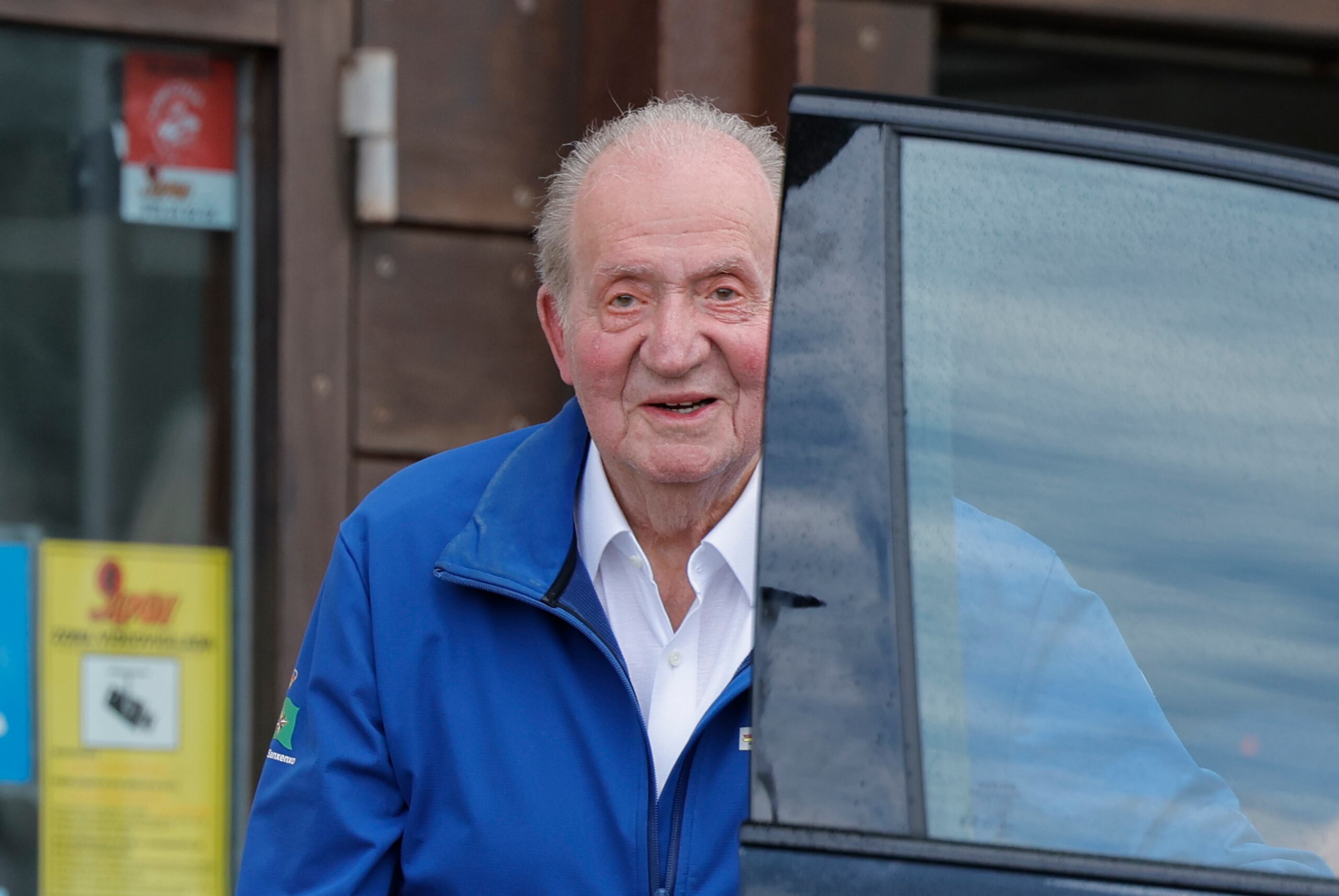 El rey emérito Juan Carlos se marcha tras recibir junto a su tripulación el premio de una de vela en Sanxenxo (España) el mes pasado. (EFE/ Lavandeira)