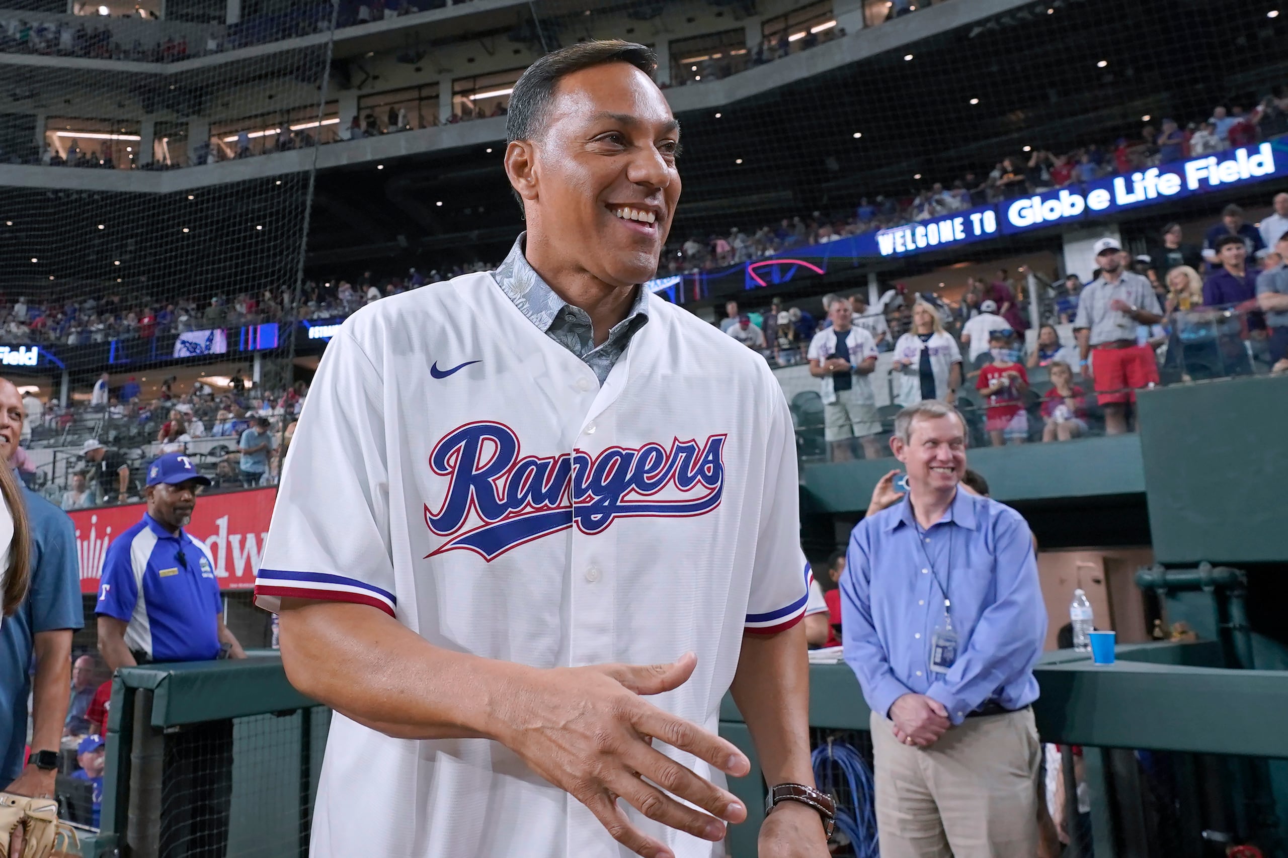 Juan "Igor" González tuvo a su cargo el primer lanzamiento del partido del viernes entre Texas y Seattle.