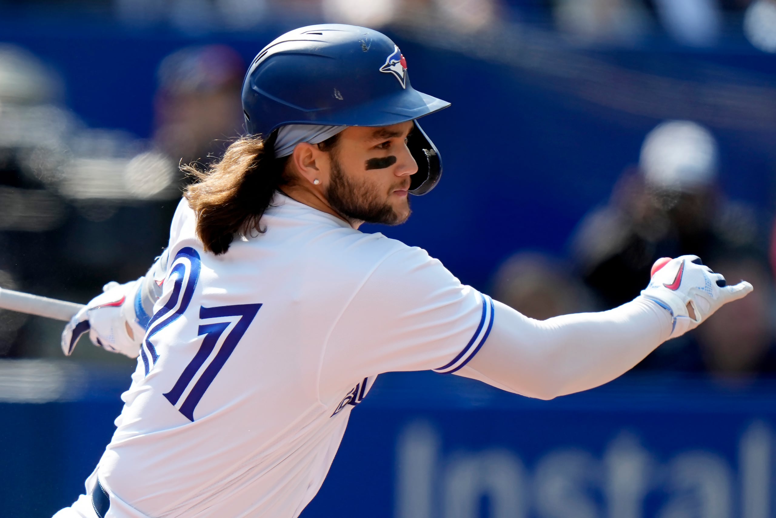 Bo Bichette se torció la rodilla izquierda el mes pasado.