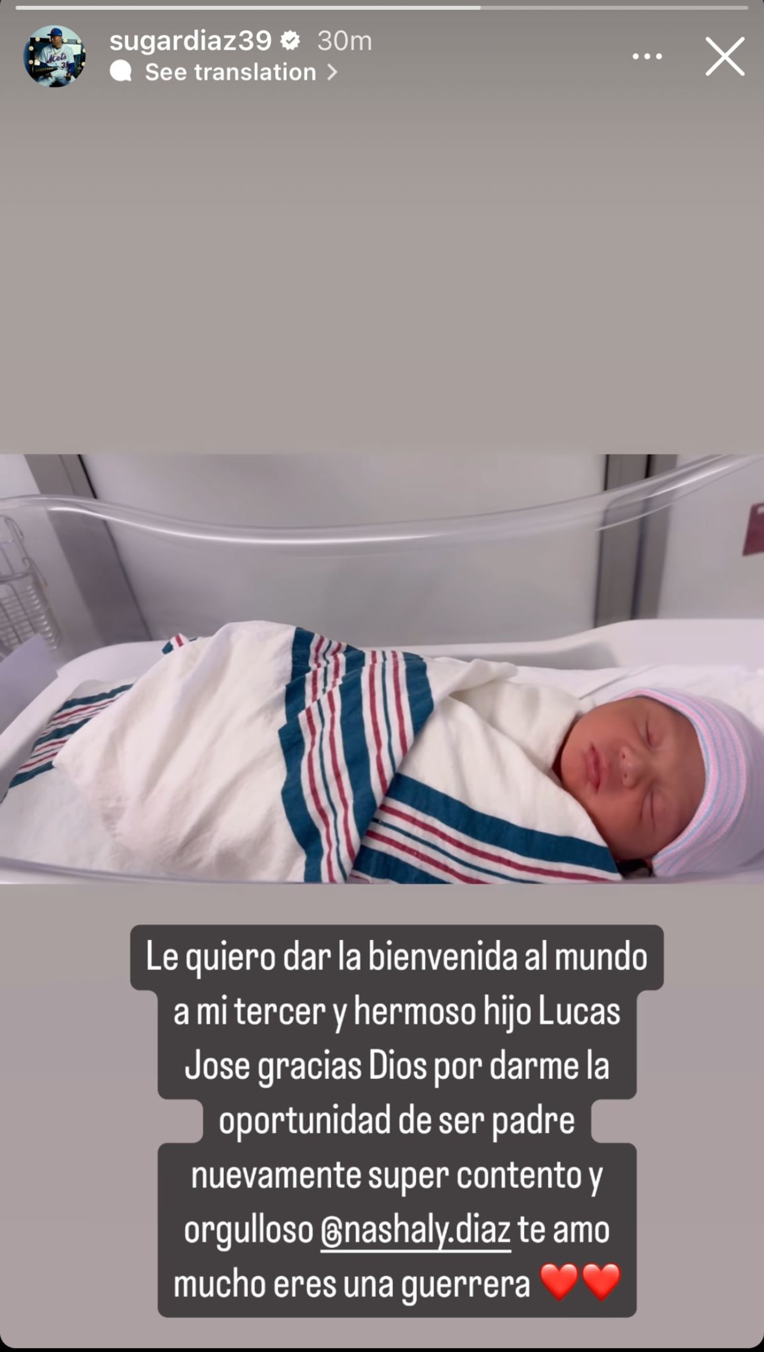 Foto del tercer hijo de Edwin Díaz y Nashaly Mercado, compartida por el relevista de los Mets de Nueva York.