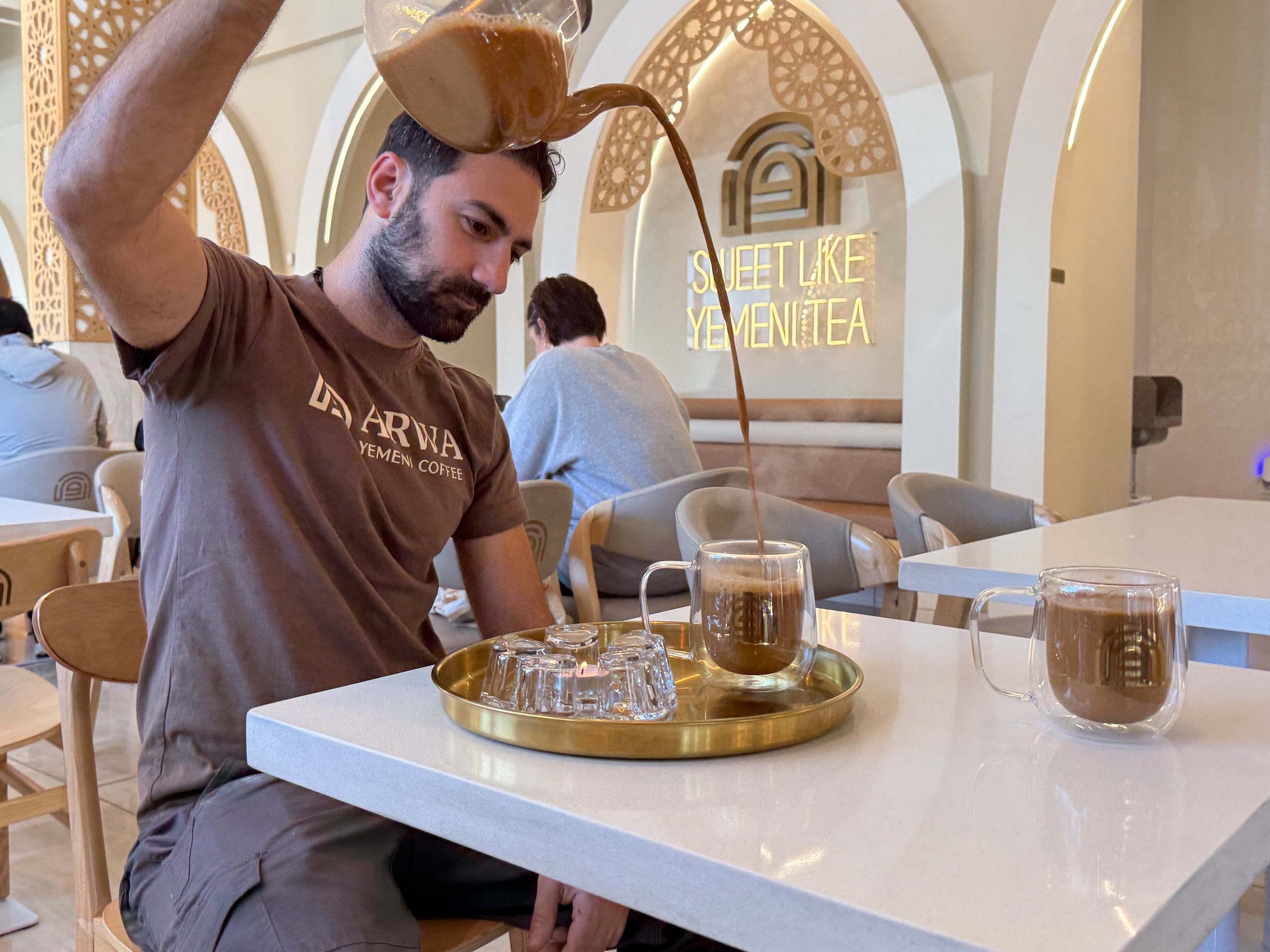 Los menús varían, pero los cafés yemeníes suelen servir especialidades como el té Adeni.