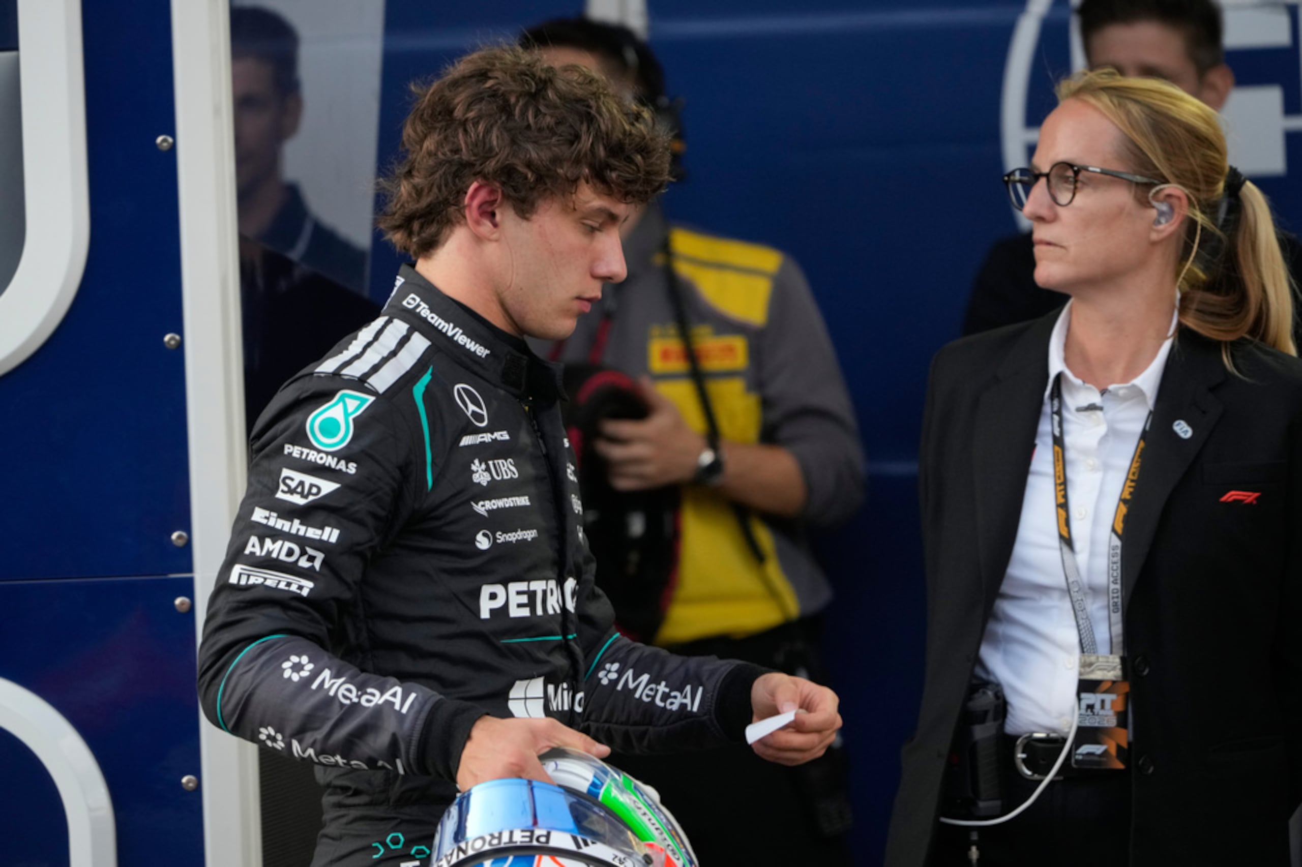 El piloto de Mercedes, el italiano Andrea Kimi Antonelli, camina por el pit-lane después de la sesión de clasificación para el Gran Premio de F1 de Azerbaiyán, en Bakú, Azerbaiyán, este viernes.