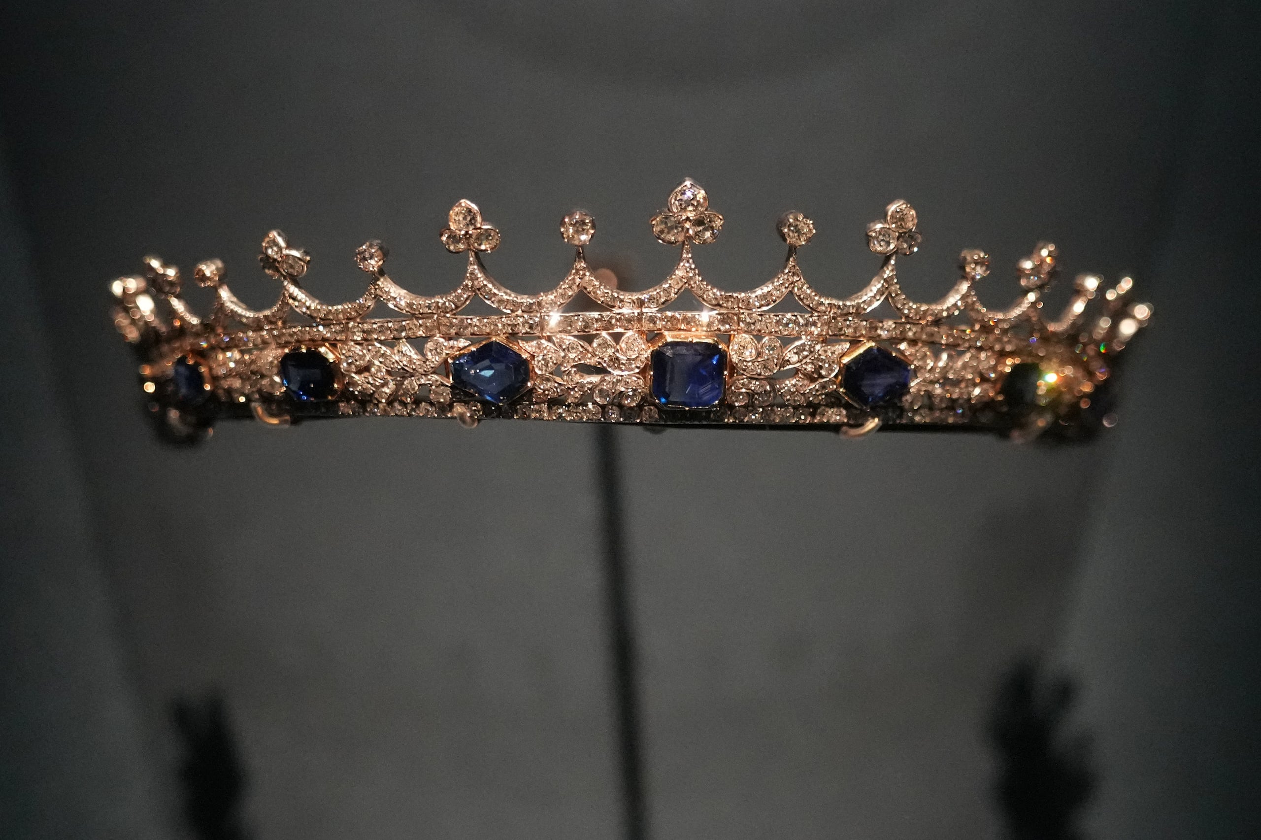 La corona de la reina Victoria, diseñada por el príncipe Alberto y realizada por Joseph Kitching, Londres, 1840–1842, en la exhibición en el Hôtel de la Marine de París, el 8 de diciembre del 2025. (AP foto/Michel Euler)