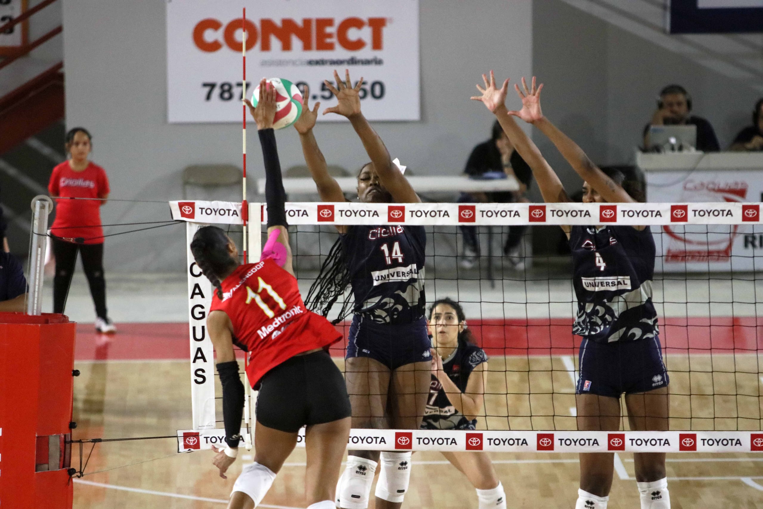 El bloqueo de las Criollas cierra al ataque por la línea de las Valencianas de Juncos en el partido inangural como local de las Criollas en la temporada 2024 del Voleibol Superior.