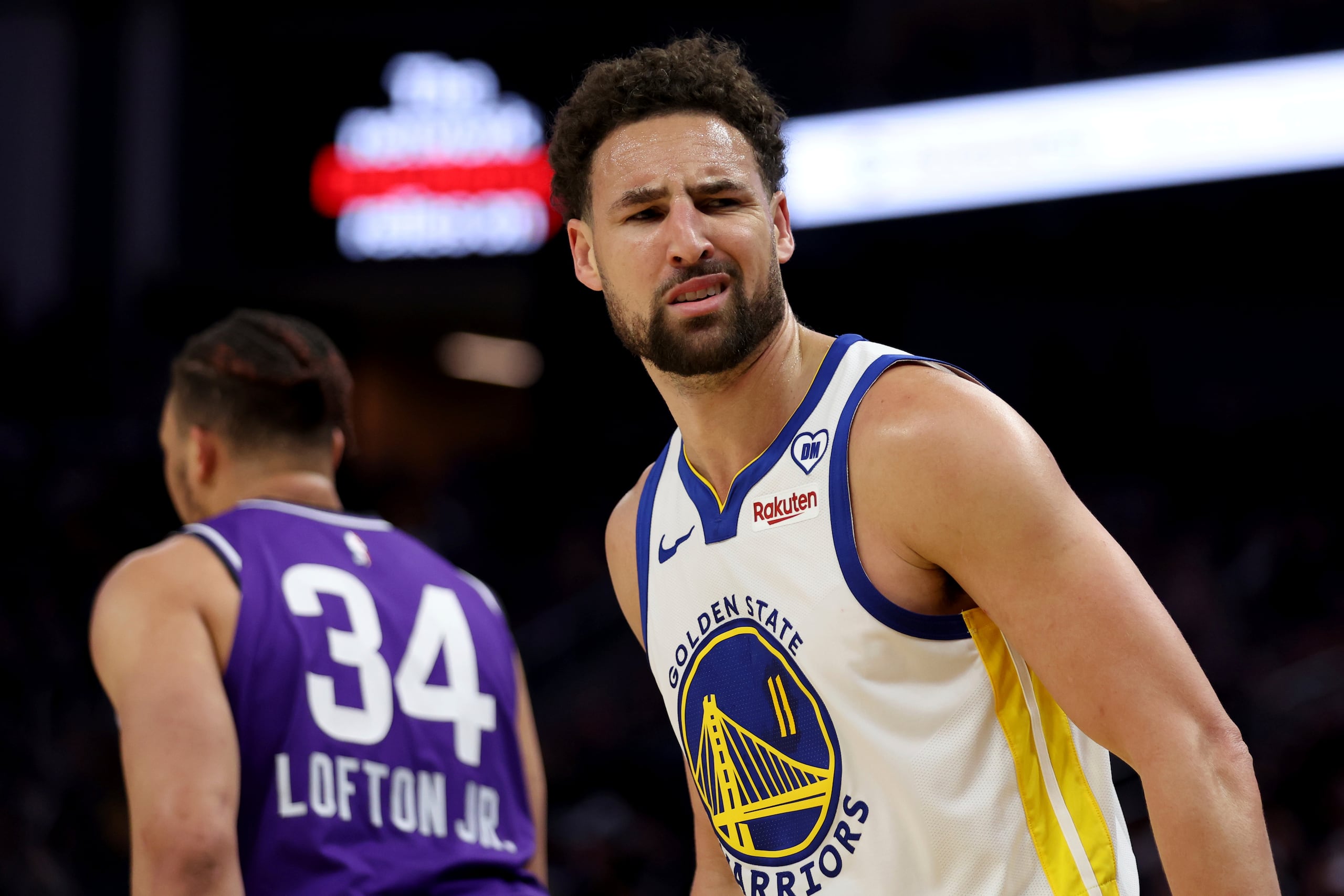 El armador de los Warriors de Golden State Klay Thompson (1) reacciona luego de atinar un triple ante los Jazz de Utah durante la primera mitad del juego de baloncesto de la NBA, en San Francisco, el domingo 14 de abril de 2024. (AP Foto/Jed Jacobsohn)