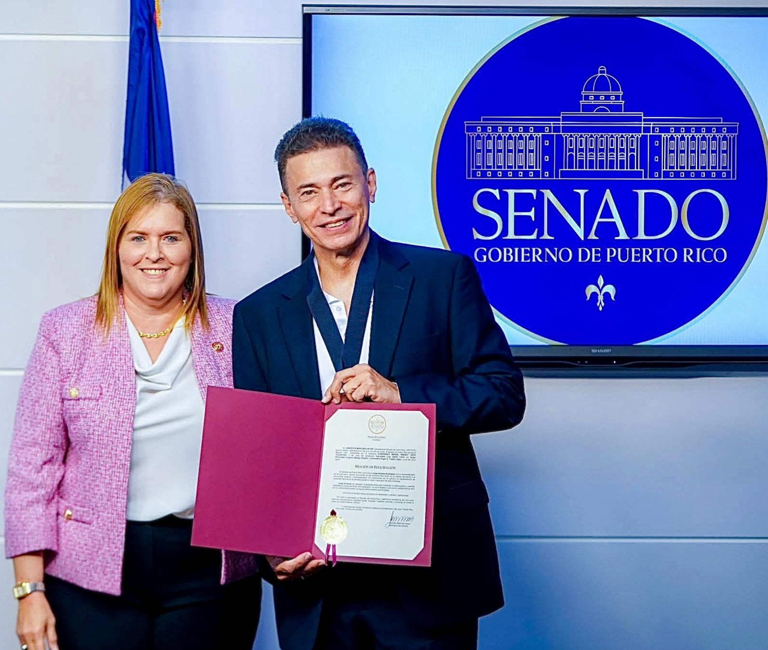 La senadora Wanda “Wandy” Soto Tolentino entregó la moción de felicitación al veterano artista Jorge Antares, donde resaltó su aportación cultural, a través de las artes.