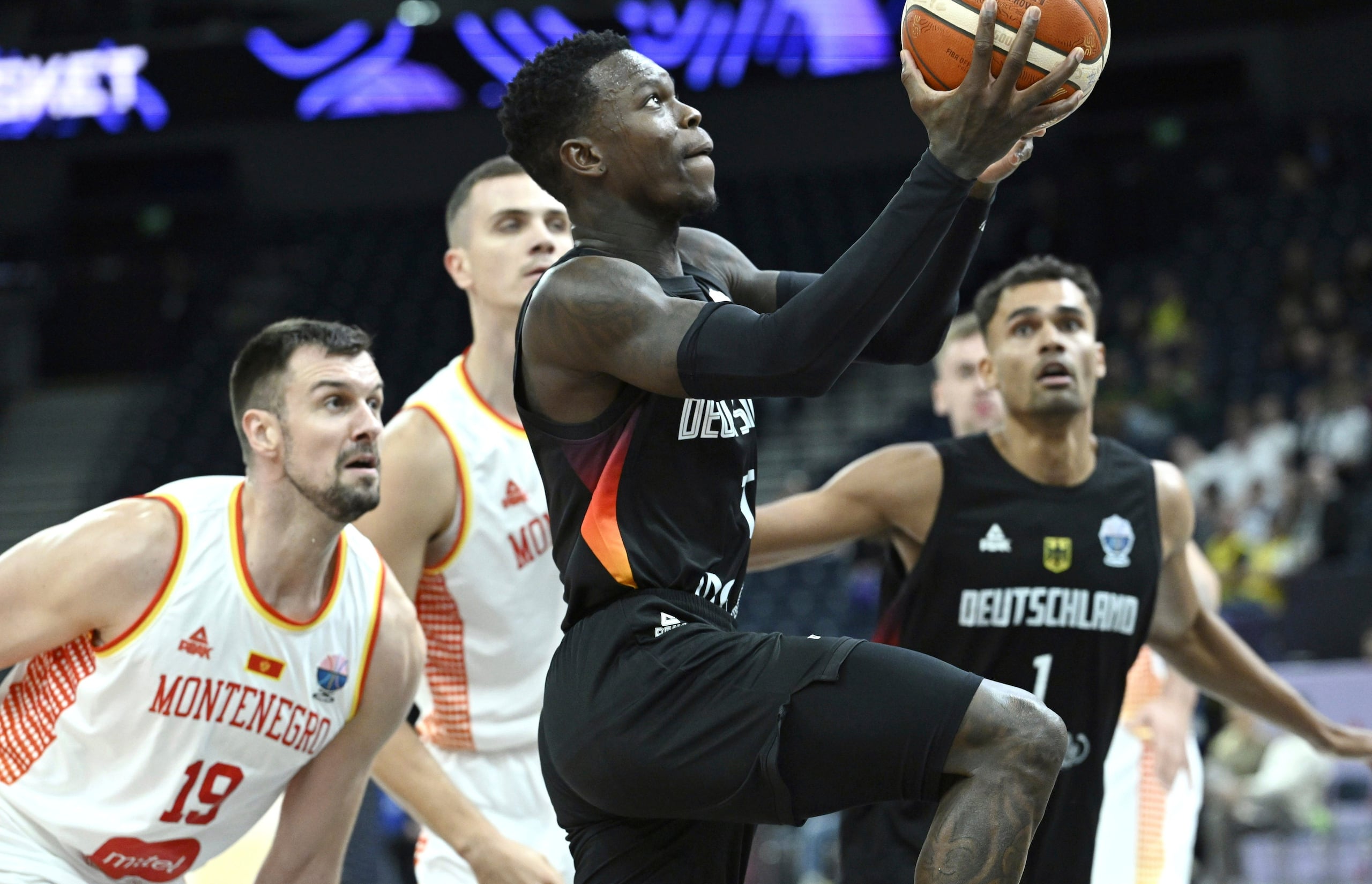 El alemán Dennis Schroder ataca el canasto ante Montenegro en un juego de la fase de grupos del Eurobasket en Finlandia.