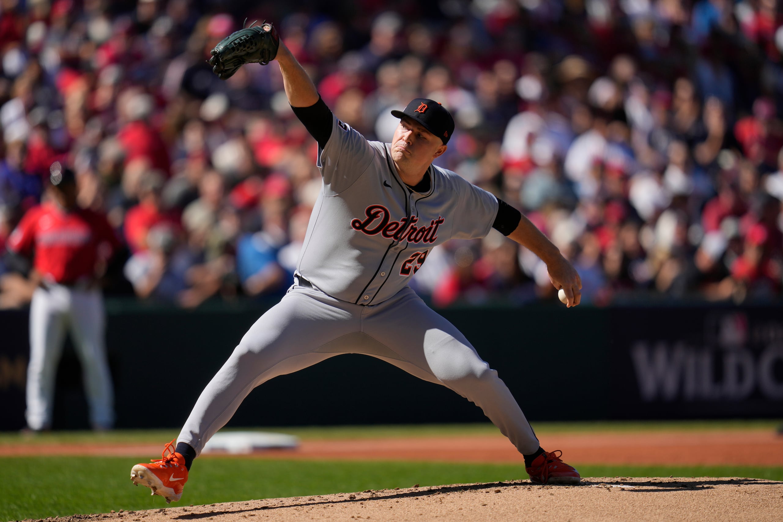 El abridor de los Tigers de Detroit Tarik Skubal lanza en la segunda entrada del primer duelo de la serie de comodín.