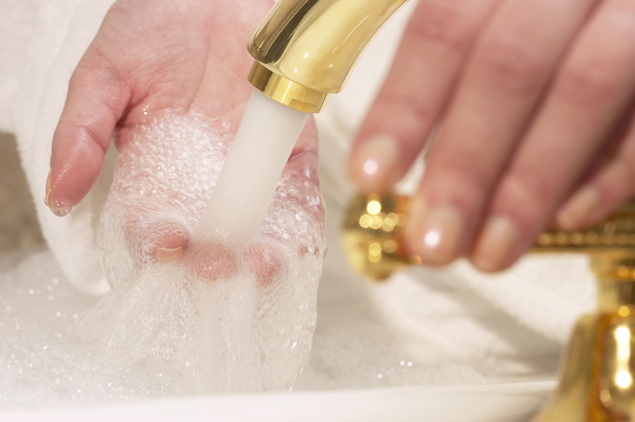 El lavado de manos debe realizarse con agua y jabón, y debe tener una duración de entre 40 y 60 segundos.