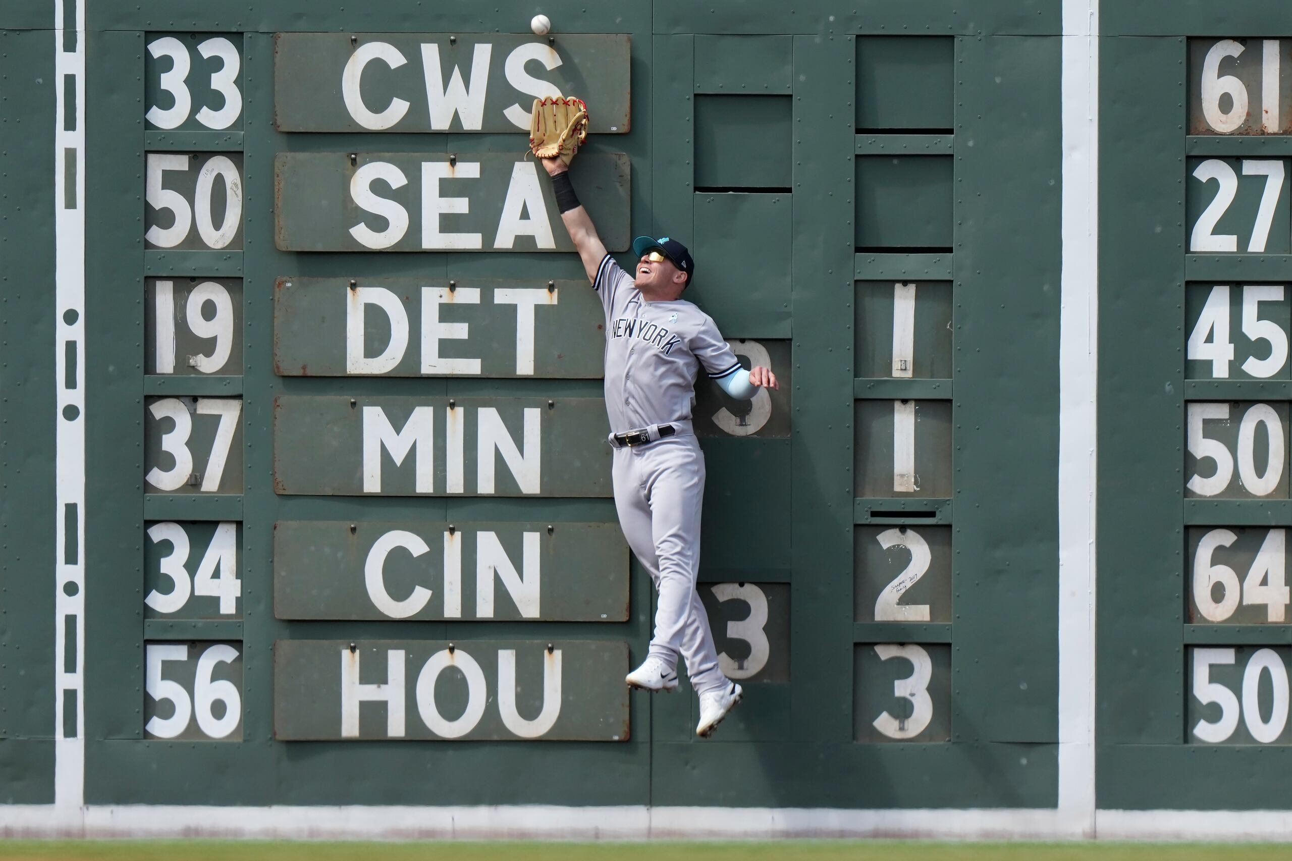 Jake Bauers, de los Yankees, falla en poder atrapar este batazo de Justin Turner.