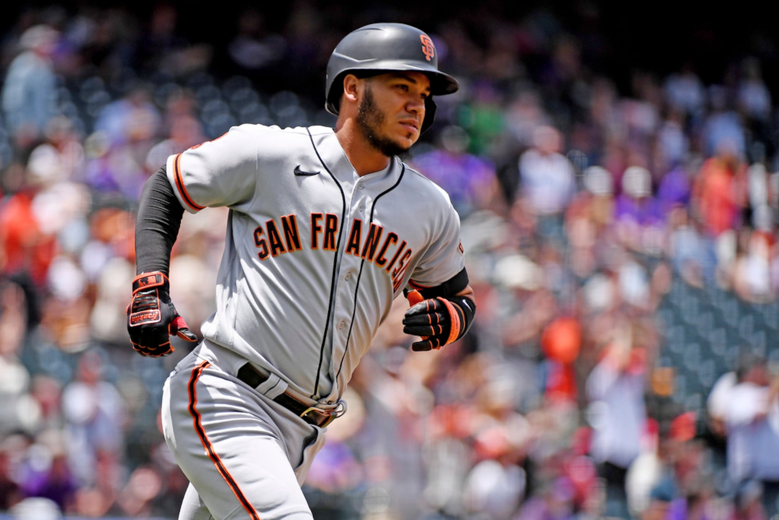 El venezolano Thairo Estrada recorre las bases tras conseguir un jonrón ante los Rockies de Colorado.