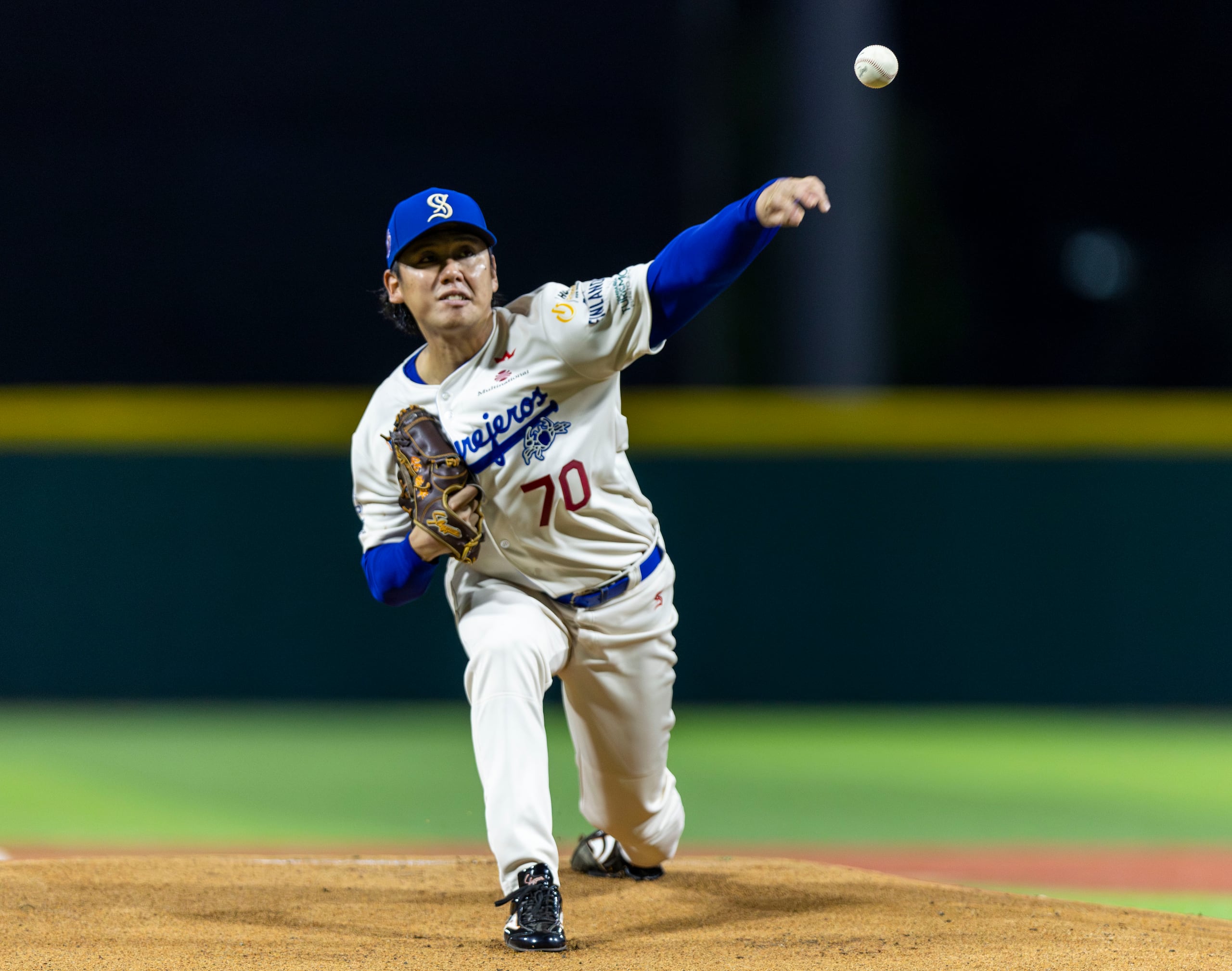 El japonés zurdo Teppei Mataki en el montículo durante el encuentro contra los Gigantes de Carolina.