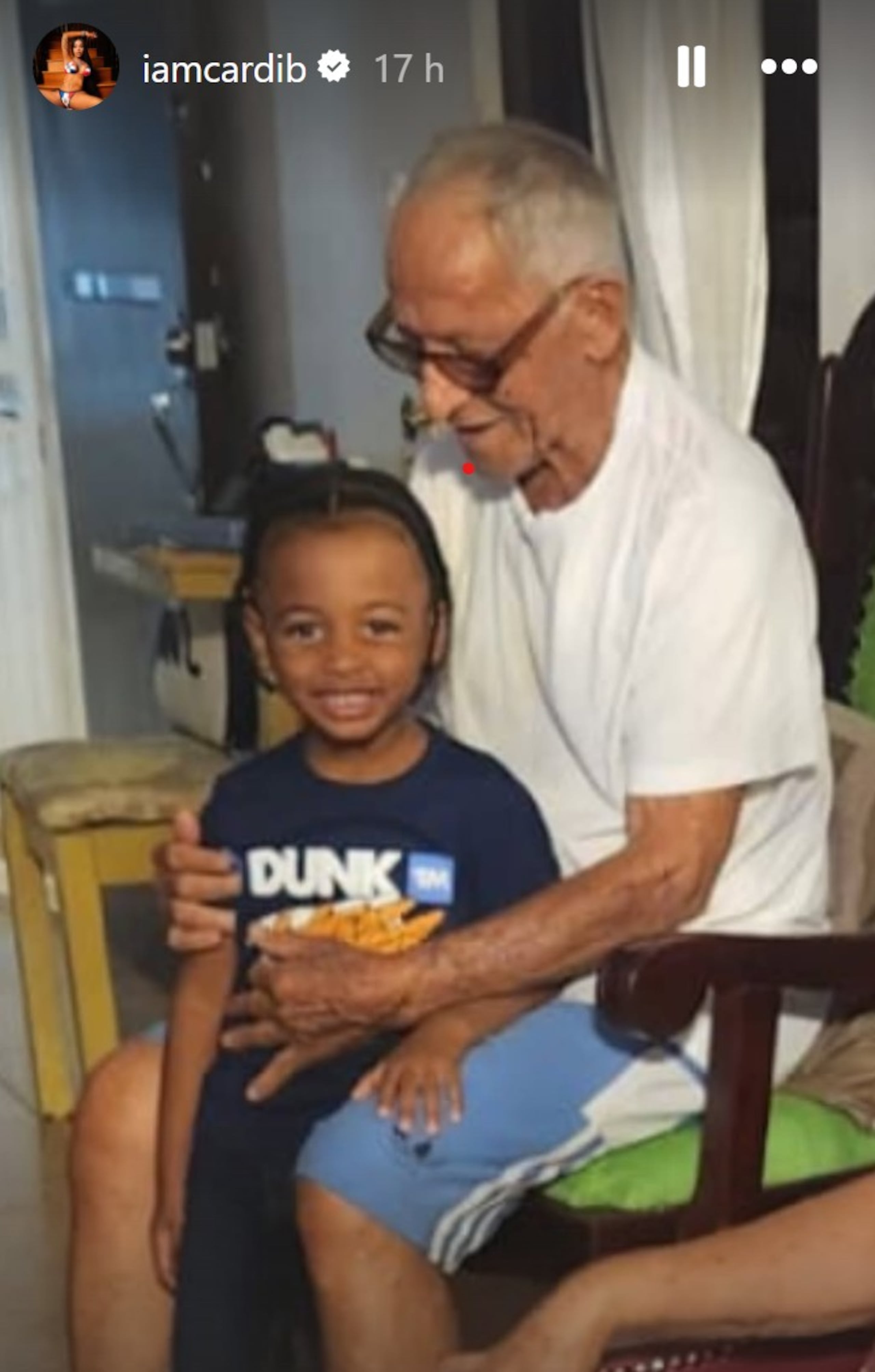 Cardi B compartió una foto de su abuelo junto a Wave, uno de sus hijos.