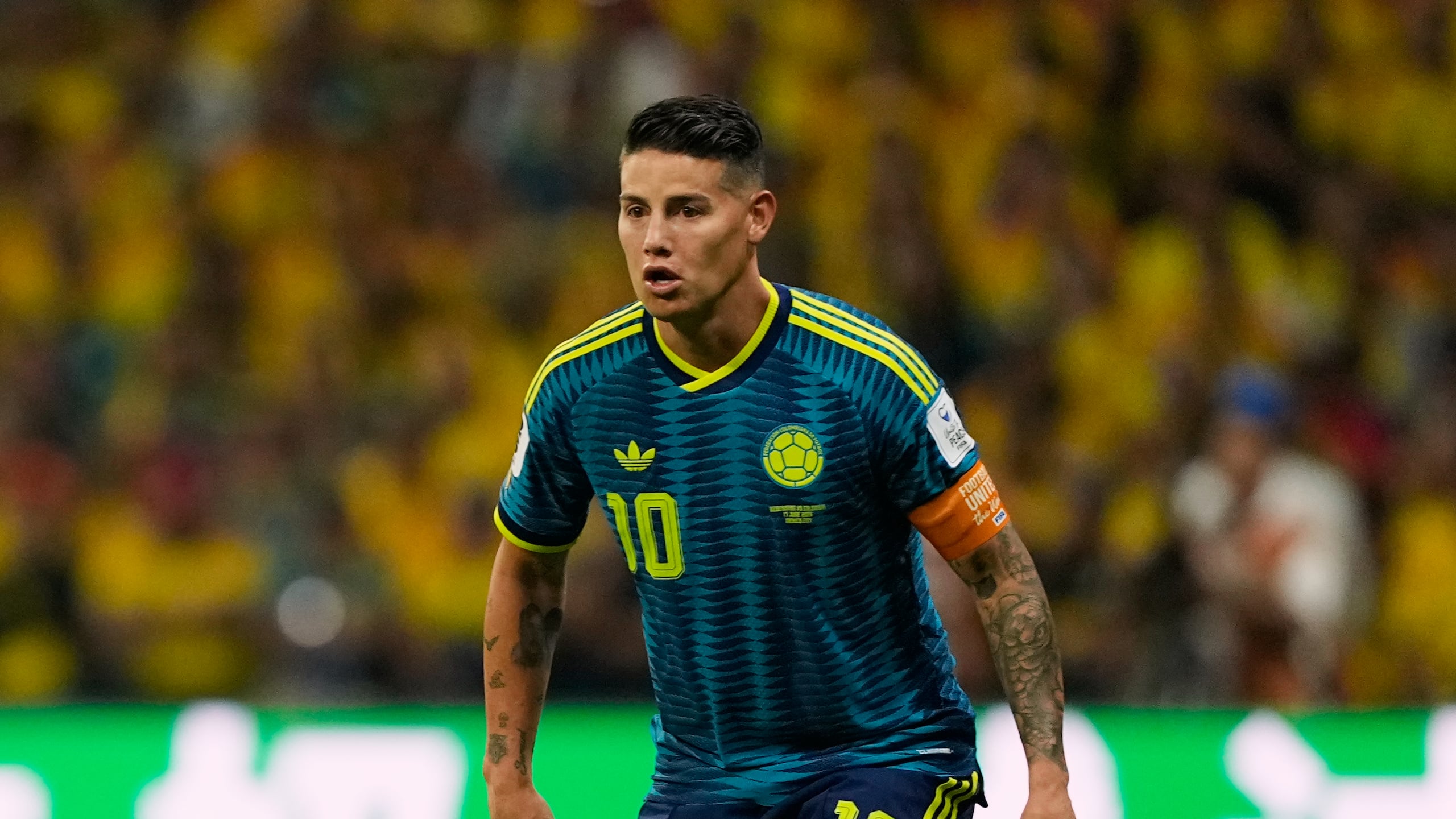 James Rodriguez con el uniforme visitante de Colombia en el Mundial.