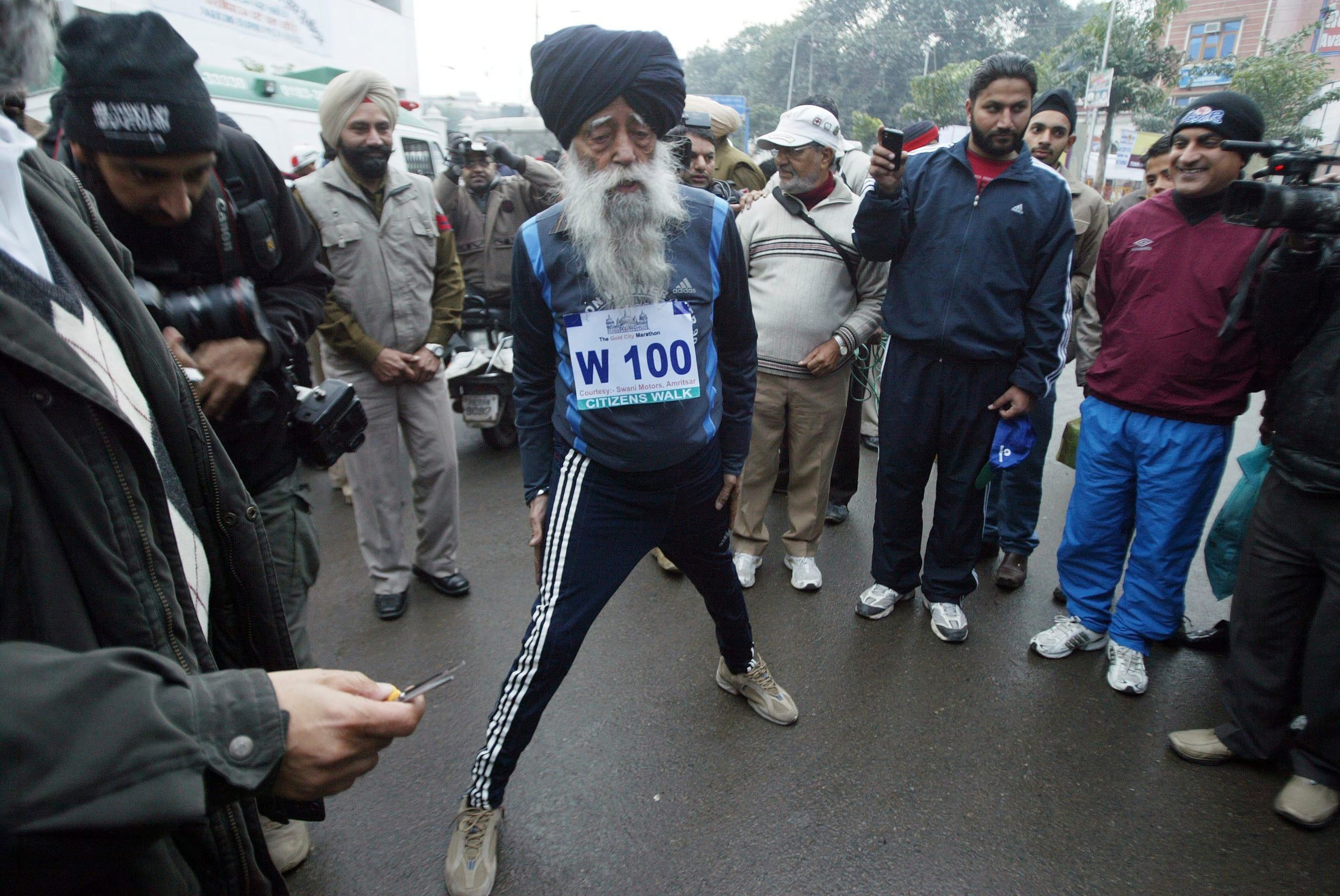 El corredor de maratones Fauja Singh (c) en una imagen de archivo. EFE/RAMINDER PAL SINGH