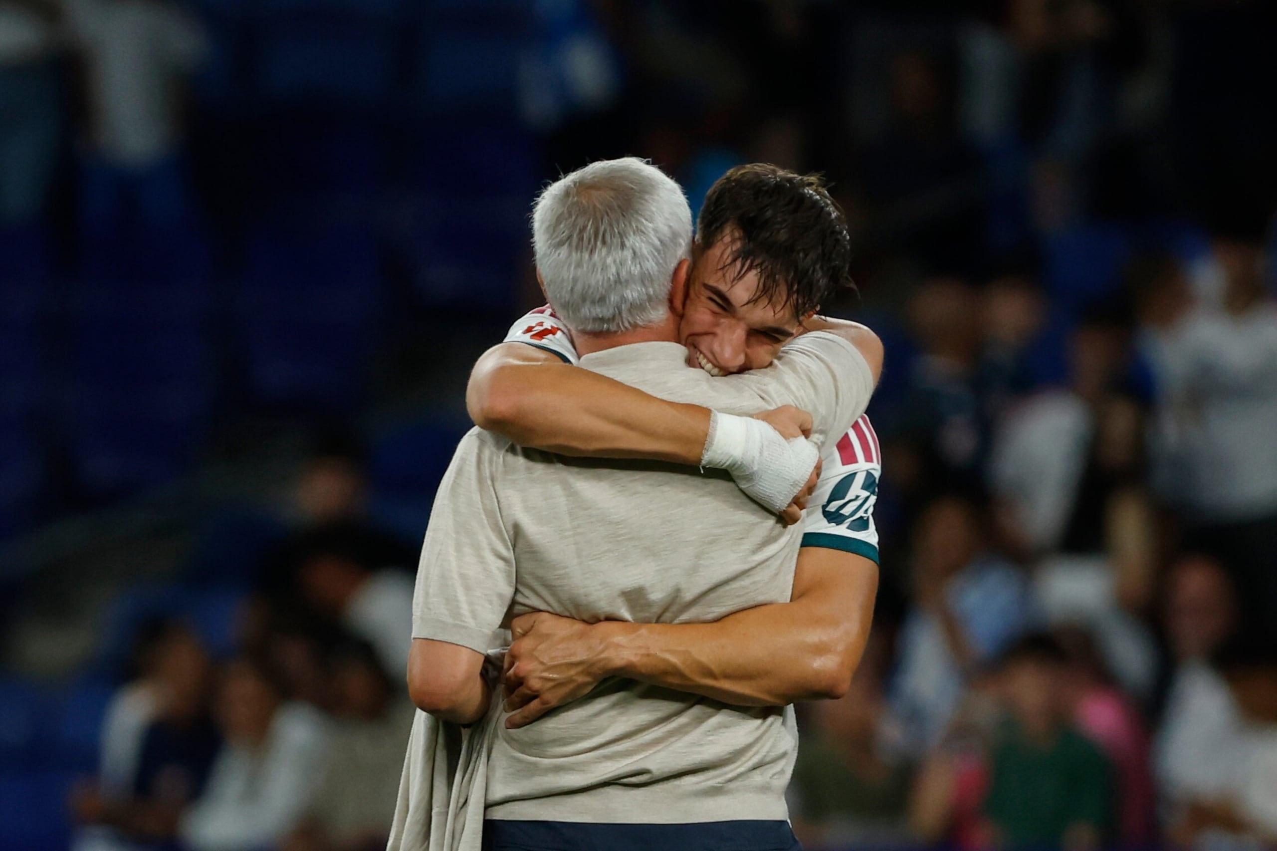 Carlos Espi del Real Madrid celebra con el entrenador Jose Mourinho tras anotar el segundo gol de su equipo en el encuentro ante el Espanyol en La Liga el sábado 22 de agosto del 2026. (AP Foto/Joan Monfort)